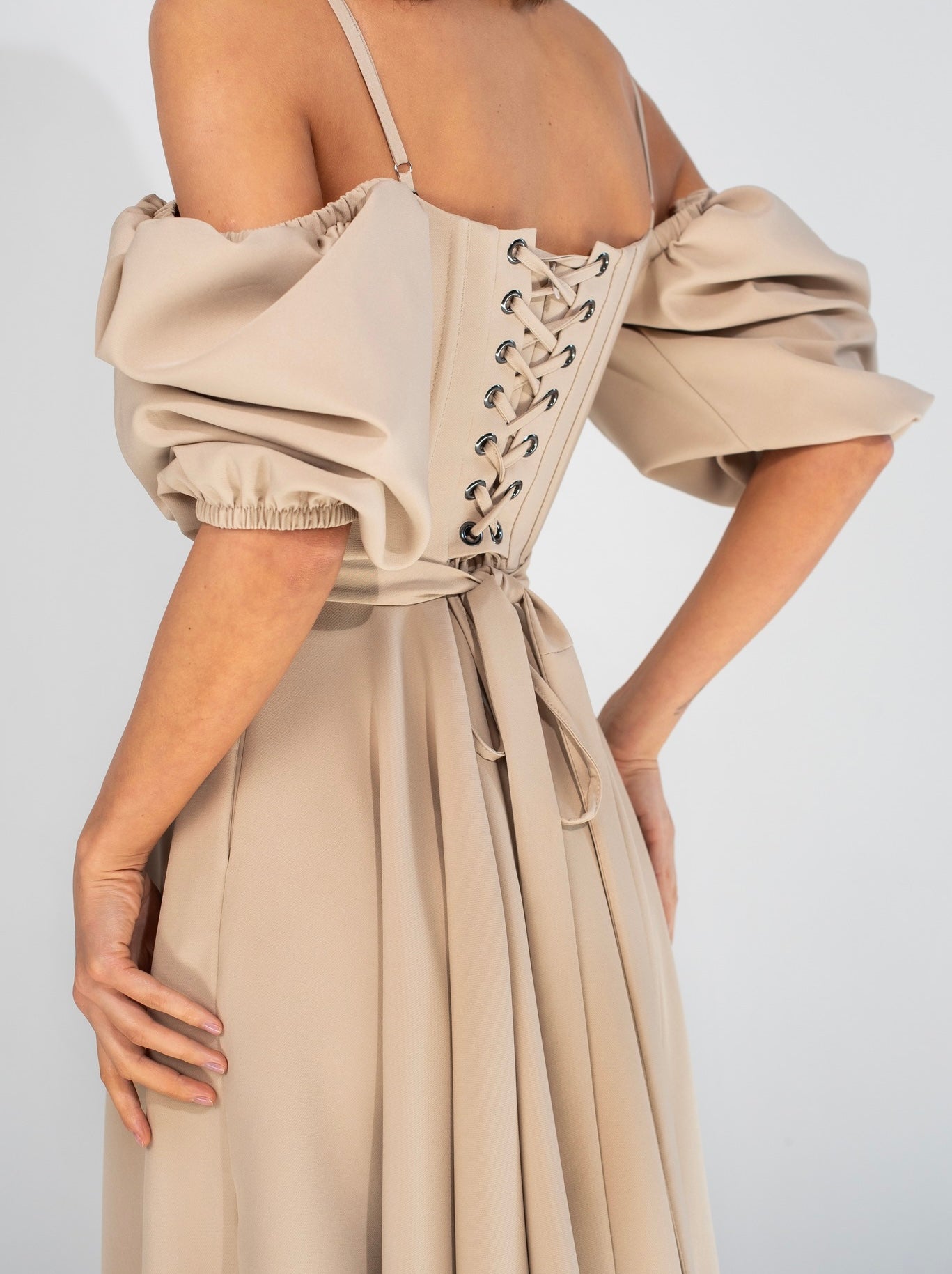 Valentina gorsetowa sukienka midi beżowa