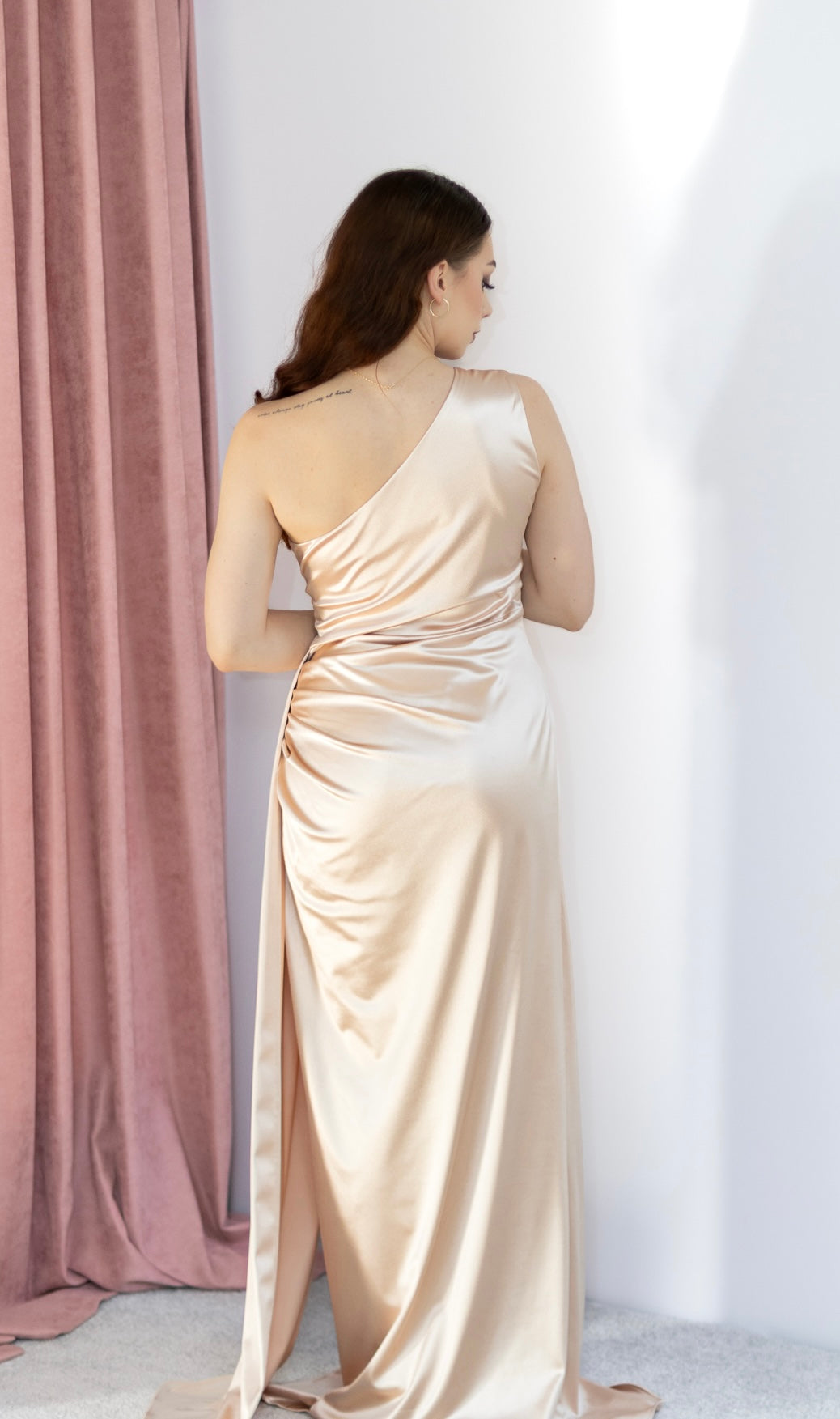 Loren asymetryczna złota sukienka maxi