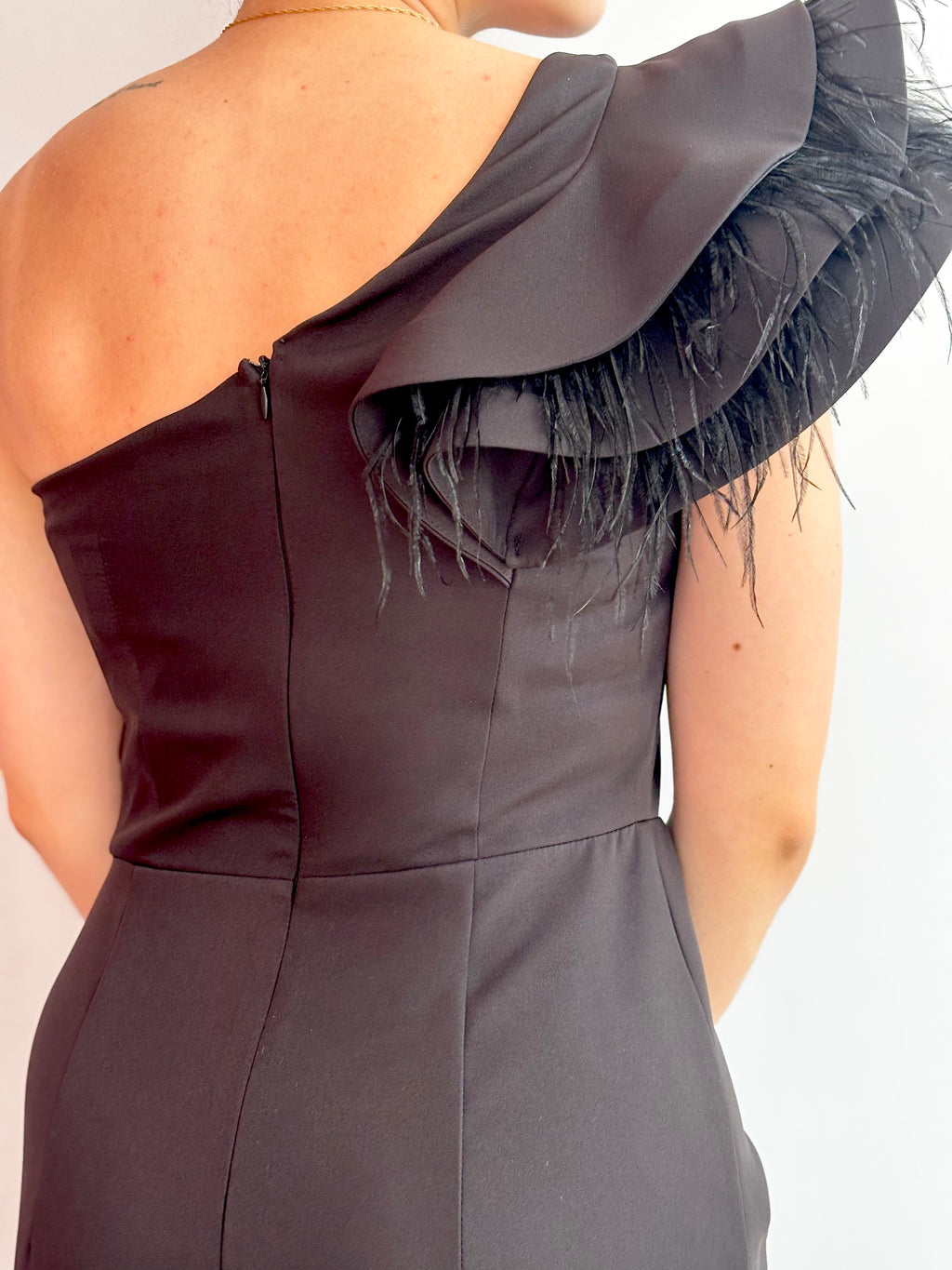 Carmelia asymetryczna czarna sukienka maxi