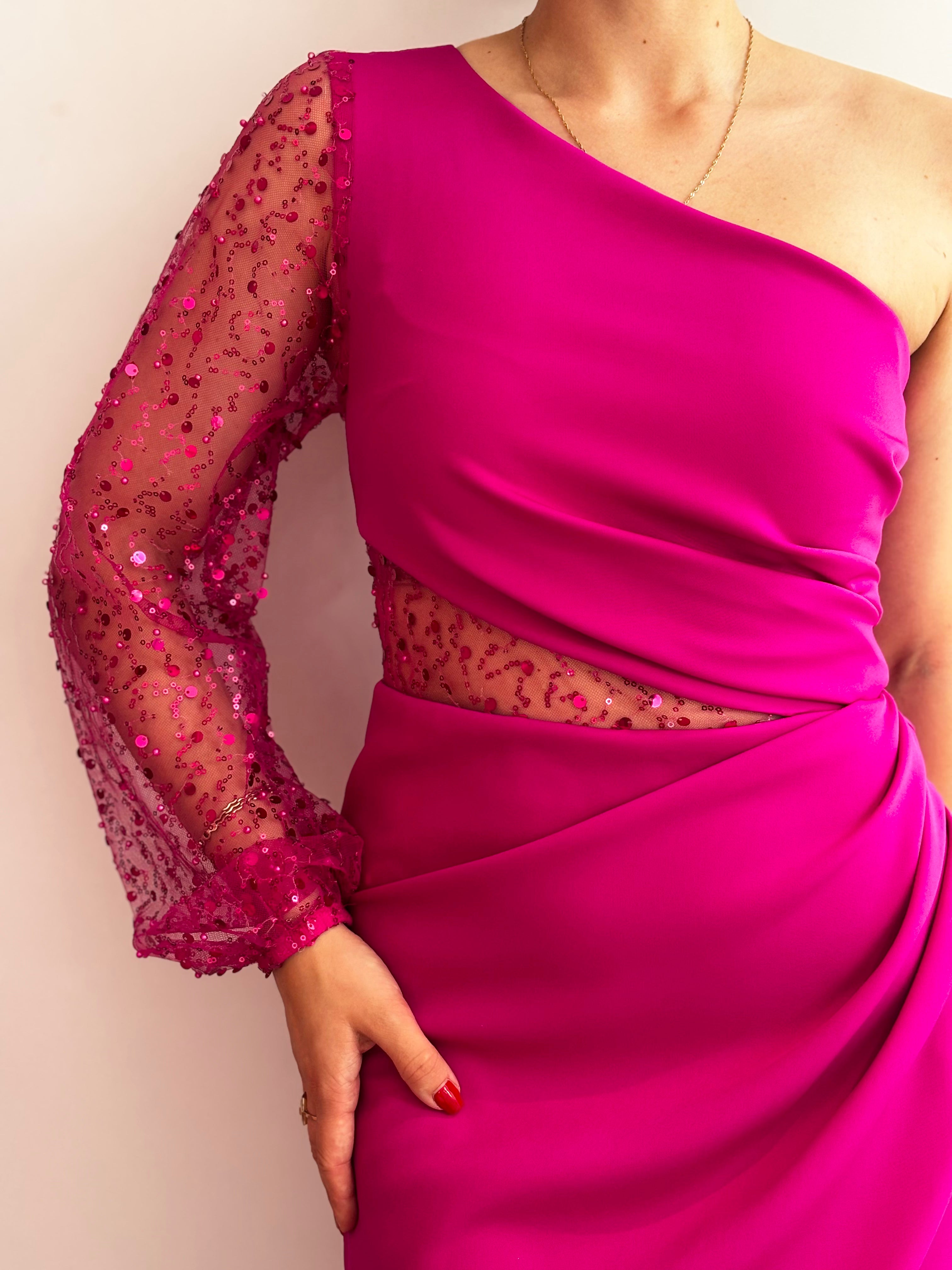 Sequine asymetryczna fuksjowa sukienka maxi z rękawem