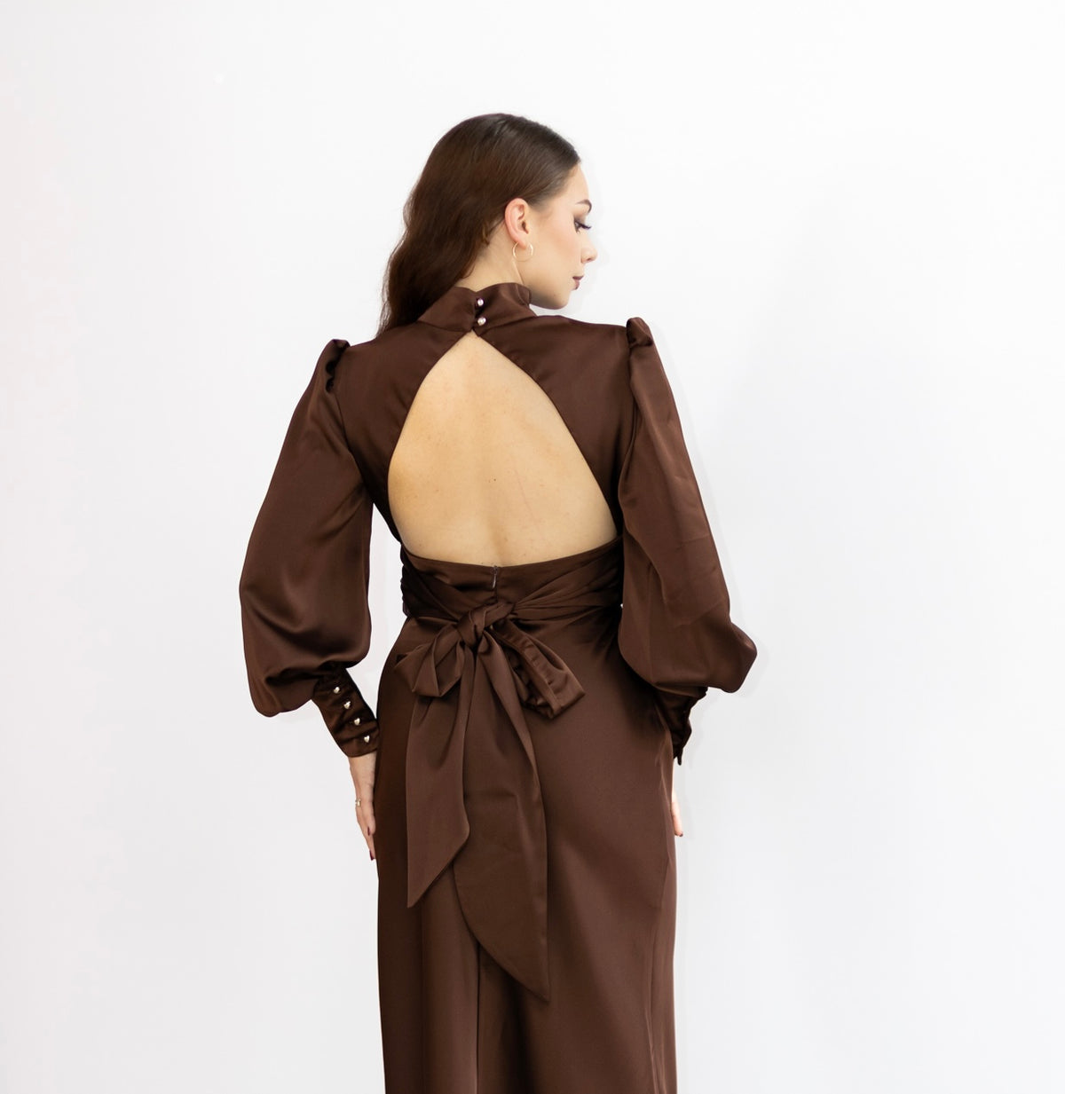 Raja satynowa sukienka midi z rękawem brązowa