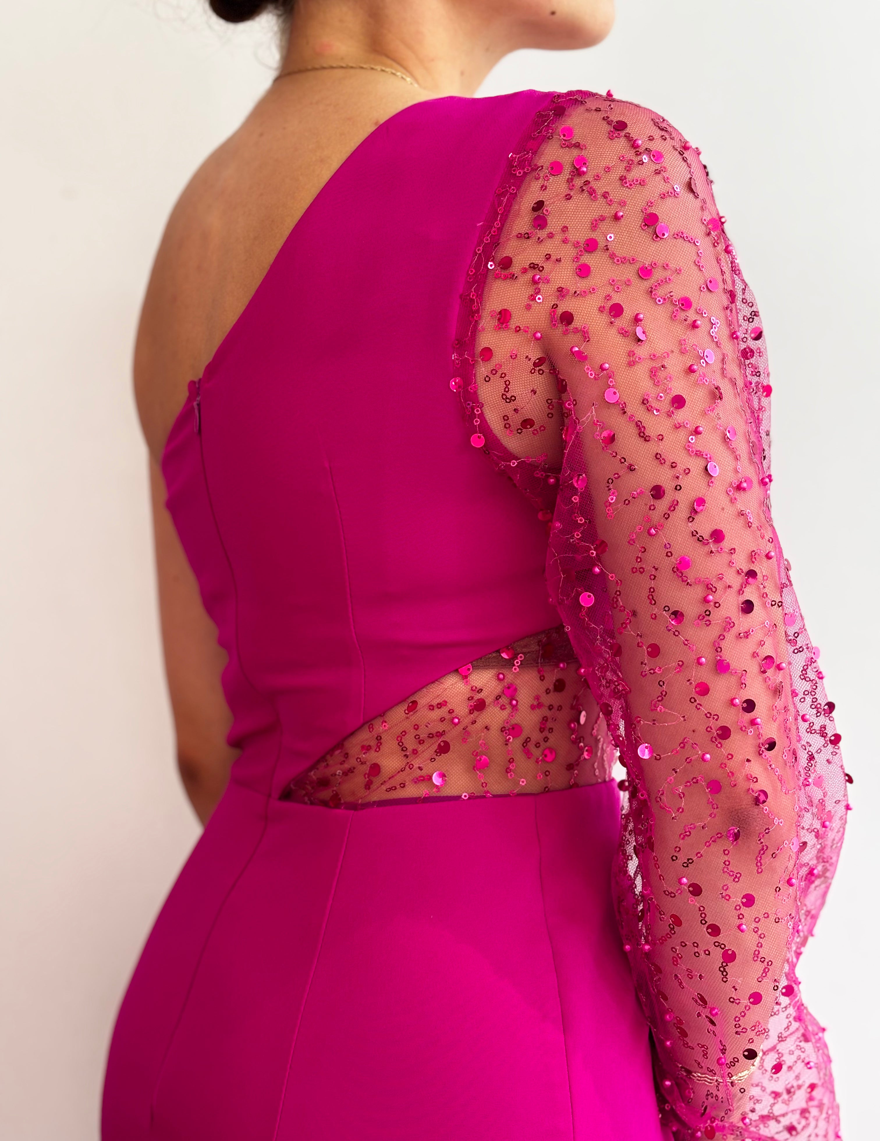 Sequine asymetryczna fuksjowa sukienka maxi z rękawem