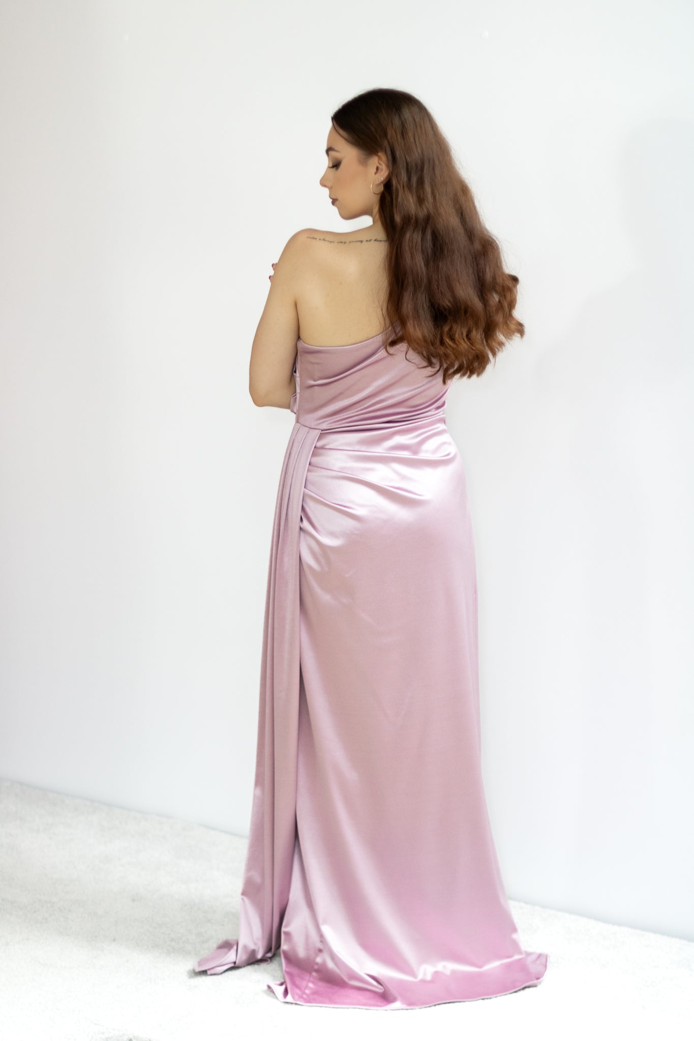 Loren asymetryczna liliowa sukienka maxi