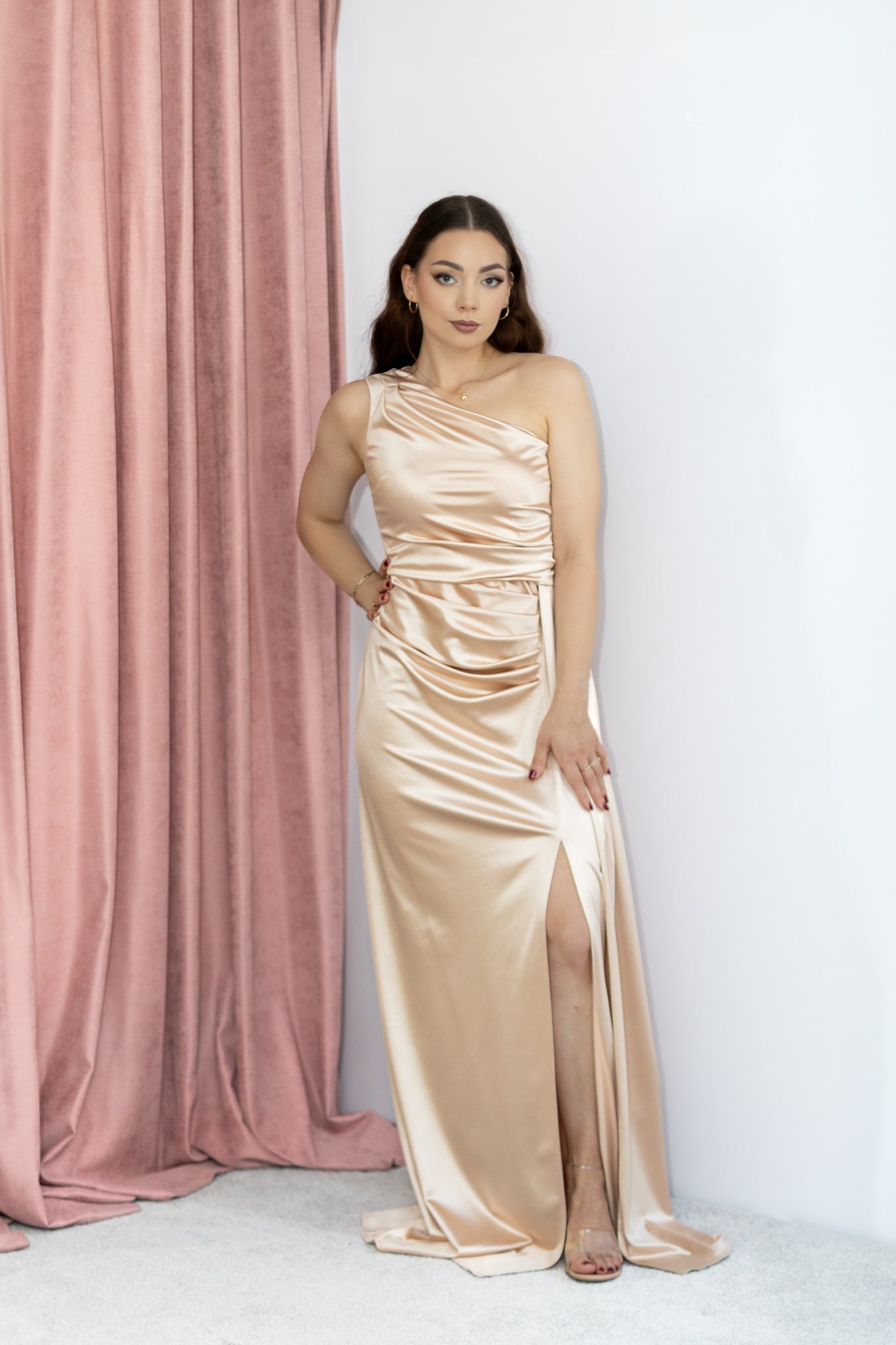 Loren asymetryczna złota sukienka maxi