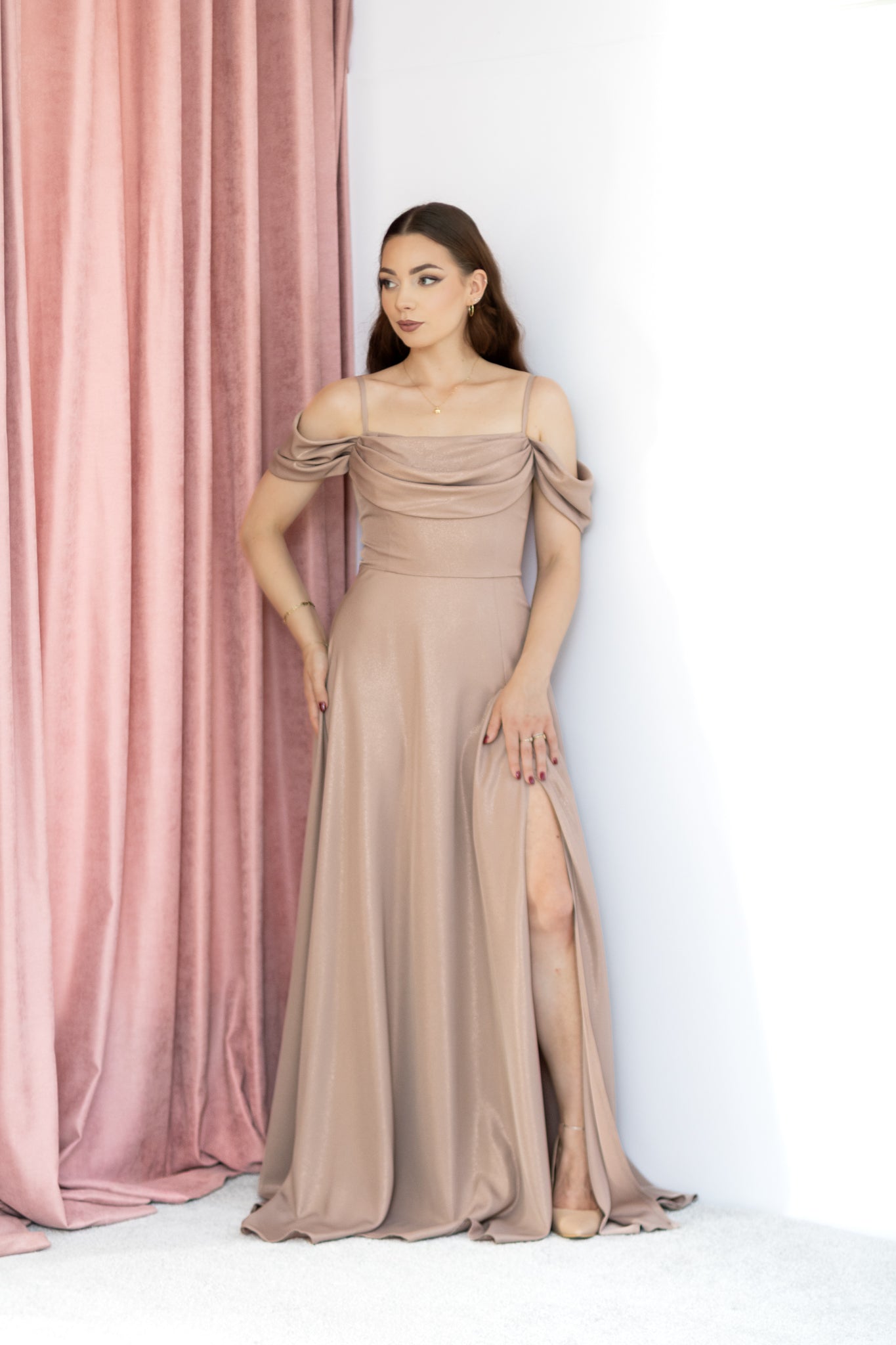 Adell rozkloszowana sukienka maxi beżowa