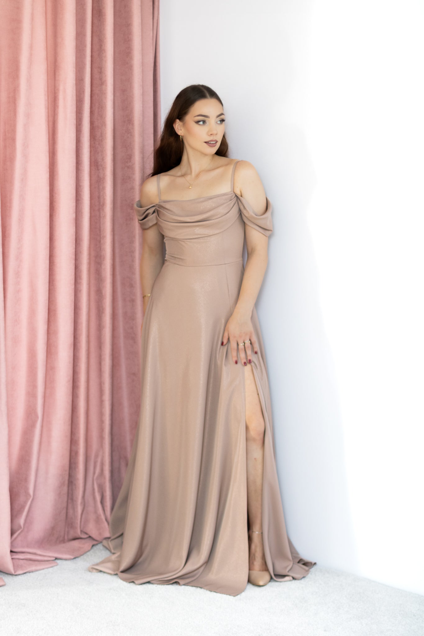 Adell rozkloszowana sukienka maxi beżowa