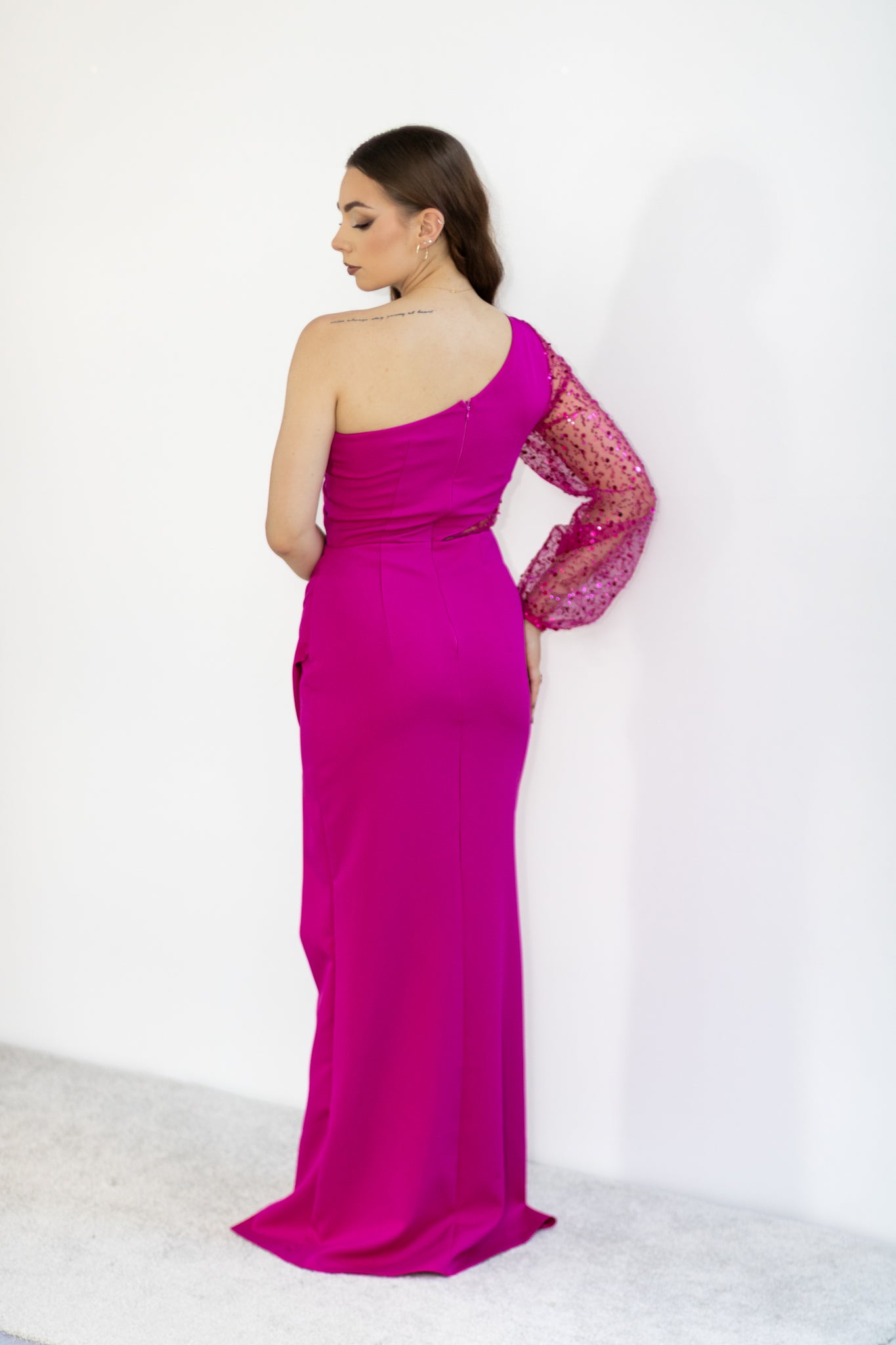 Sequine asymetryczna fuksjowa sukienka maxi z rękawem