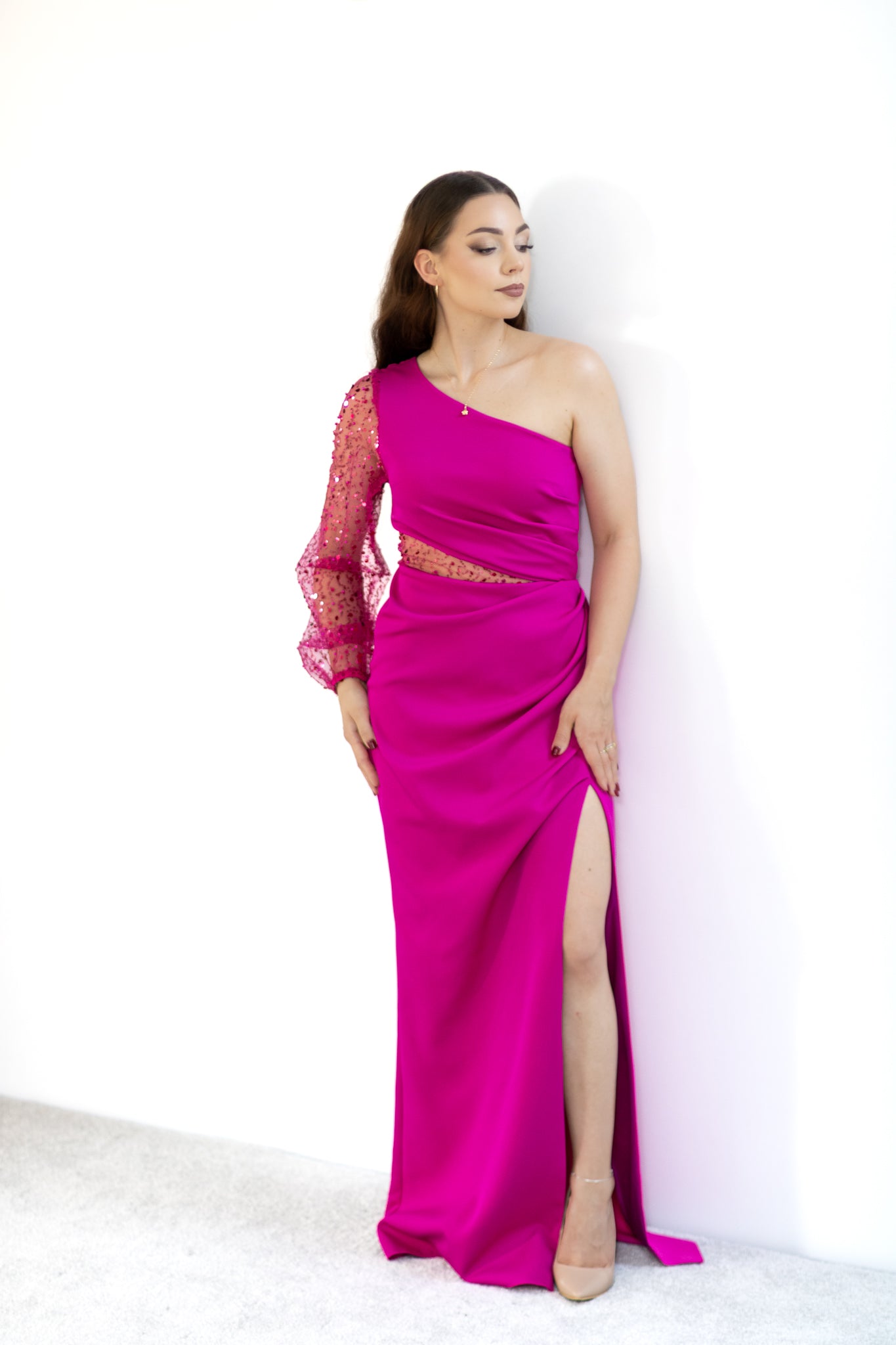 Sequine asymetryczna fuksjowa sukienka maxi z rękawem