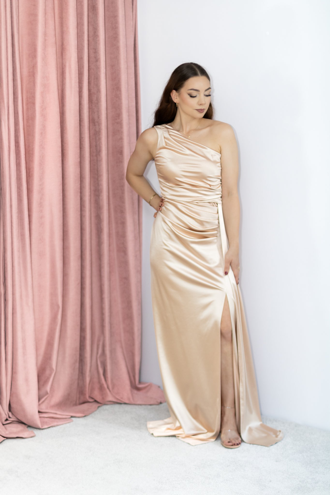 Loren asymetryczna złota sukienka maxi