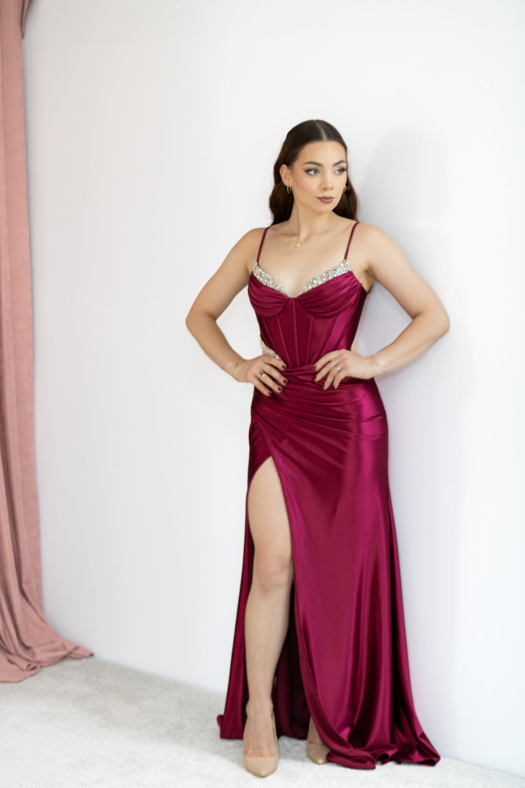 Cruella satynowa sukienka maxi bordowa