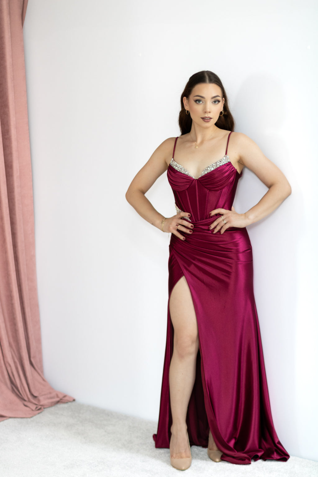 Cruella satynowa sukienka maxi bordowa
