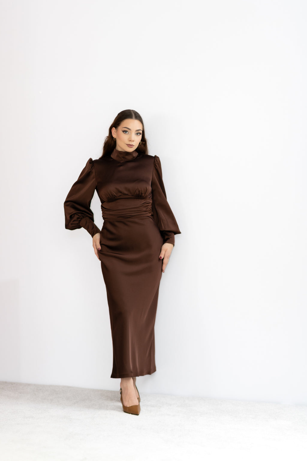 Raja satynowa sukienka midi z rękawem brązowa
