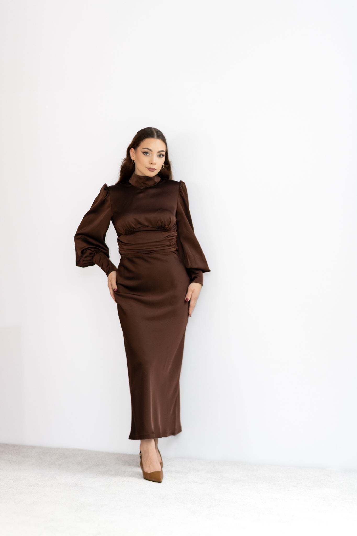 Raja satynowa sukienka midi z rękawem brązowa
