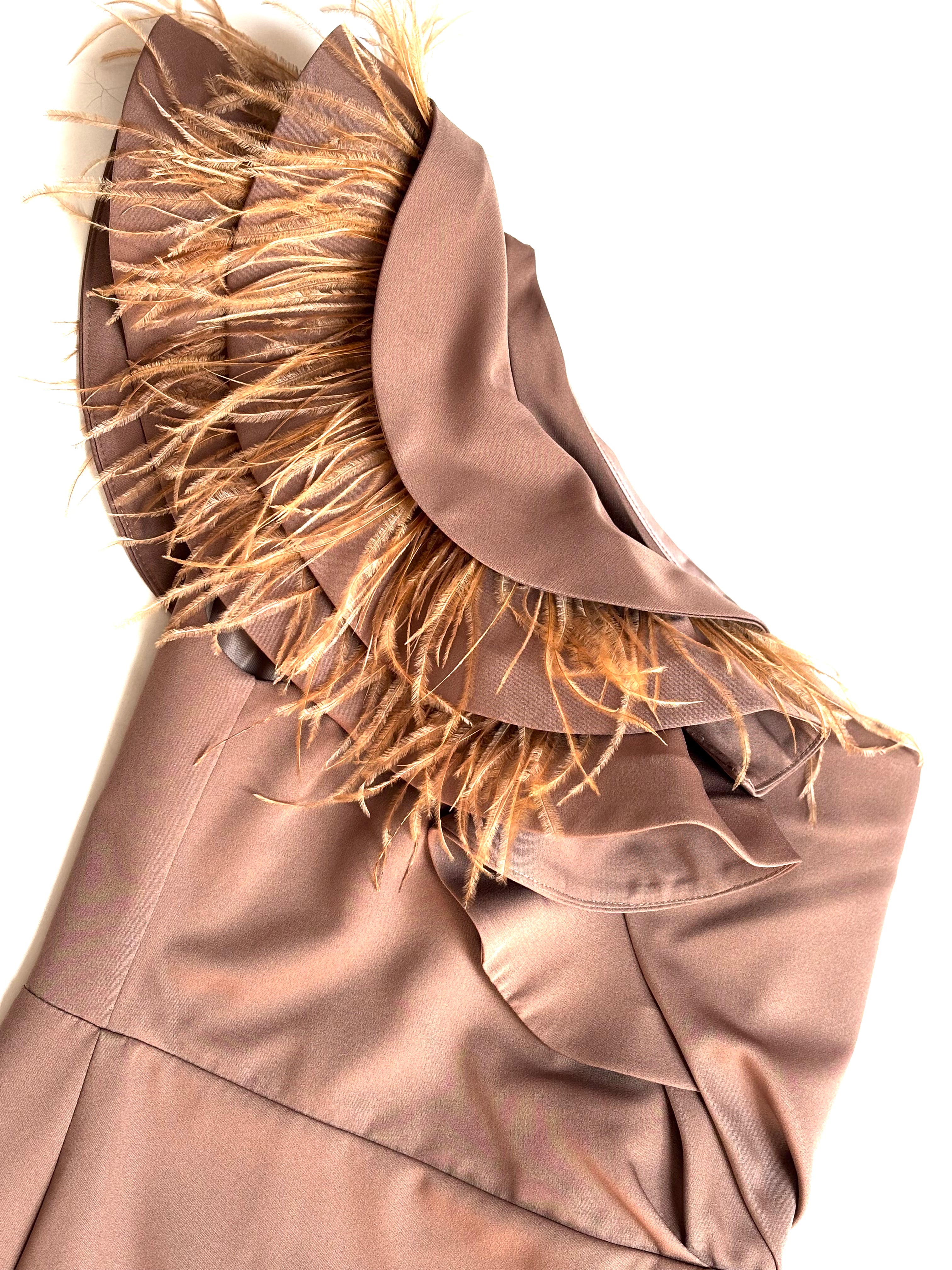 Carmelia asymetryczna brązowa sukienka maxi