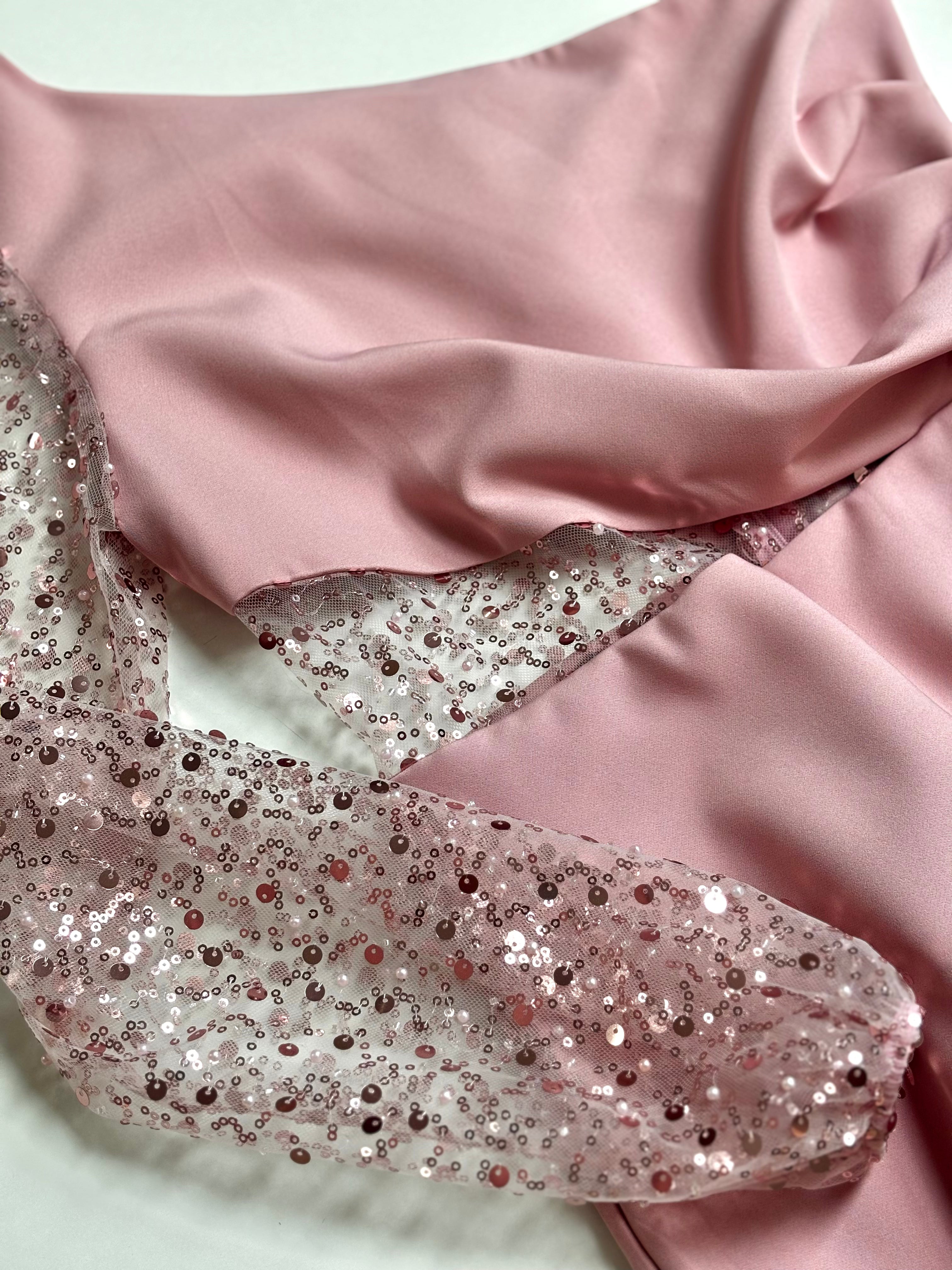 Sequine asymetryczna różowa sukienka maxi z rękawem