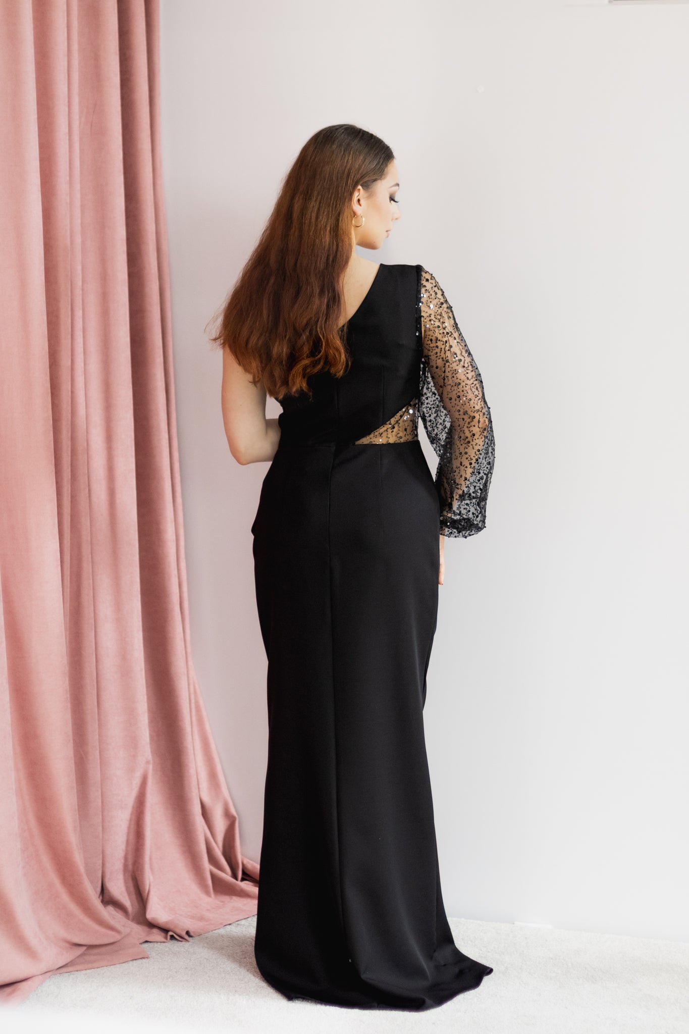 Sequine asymetryczna czarna sukienka maxi z rękawem