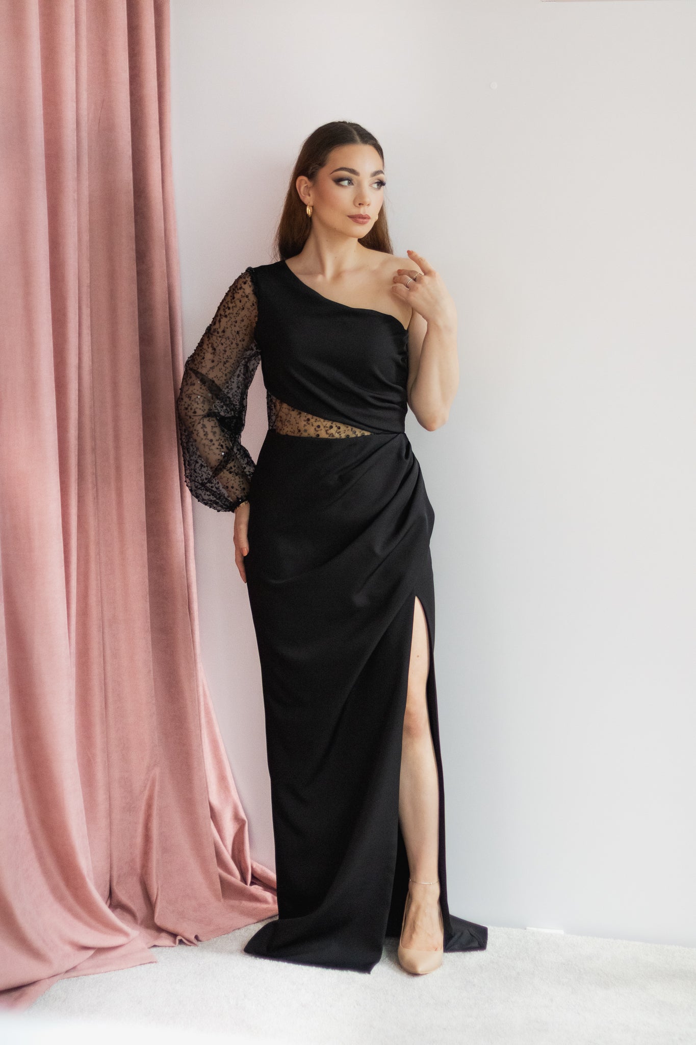 Sequine asymetryczna czarna sukienka maxi z rękawem