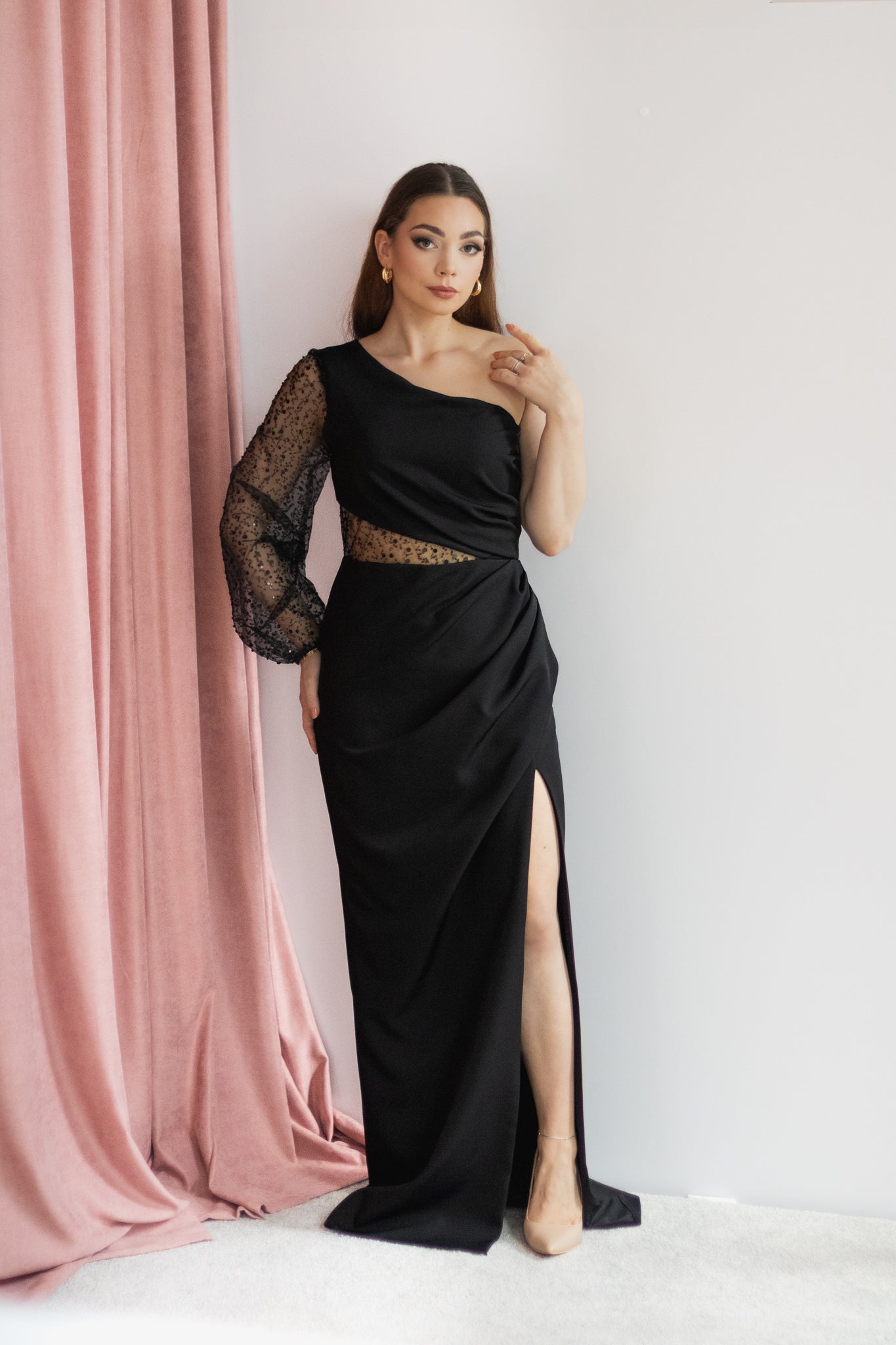 Sequine asymetryczna czarna sukienka maxi z rękawem