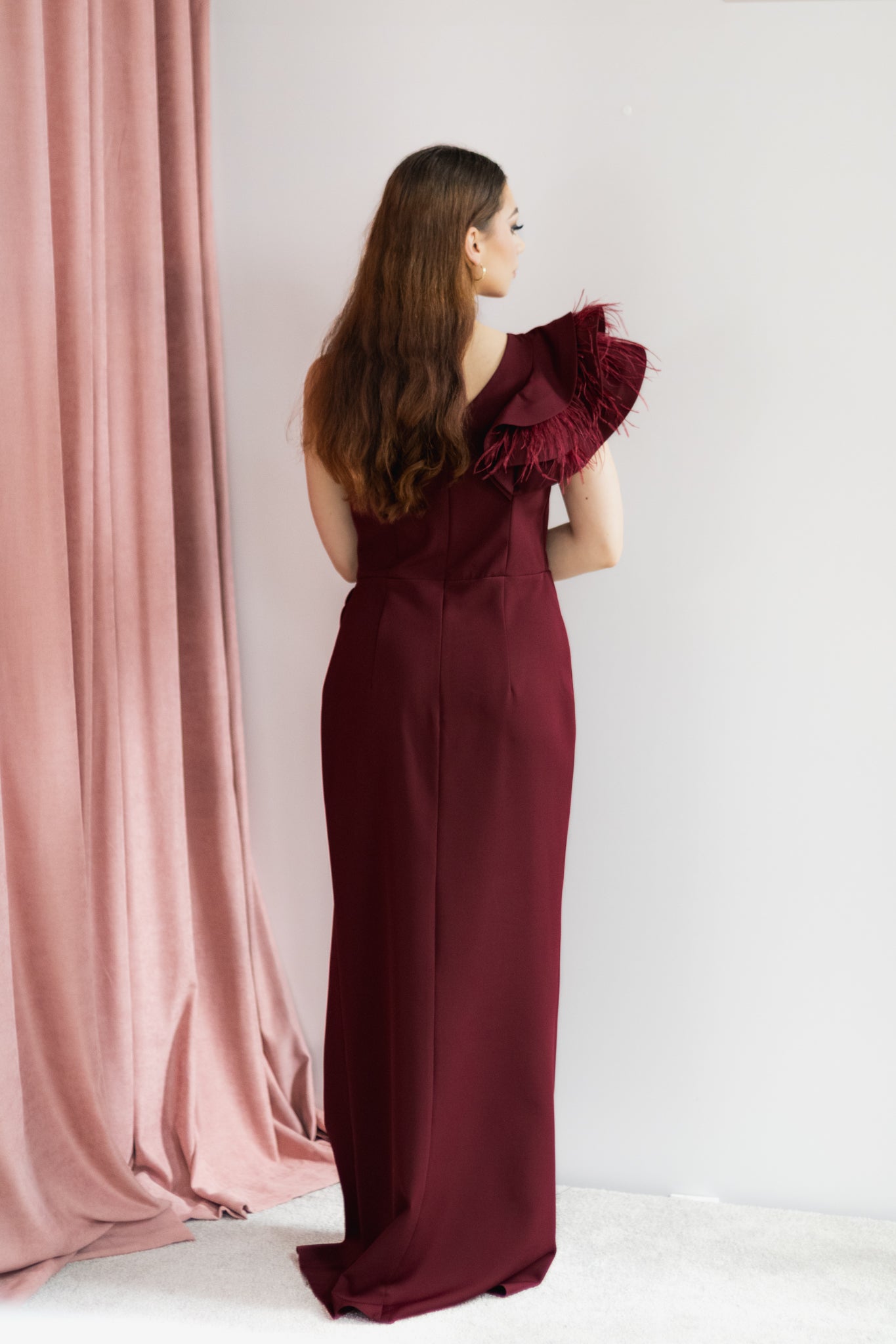 Carmelia asymetryczna bordowa sukienka maxi