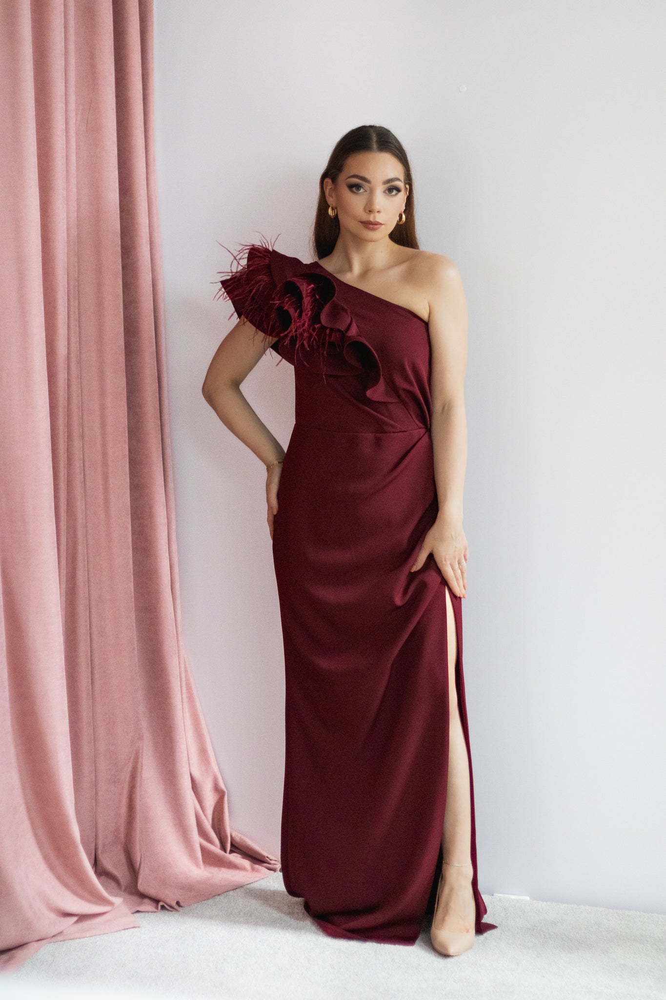 Carmelia asymetryczna bordowa sukienka maxi