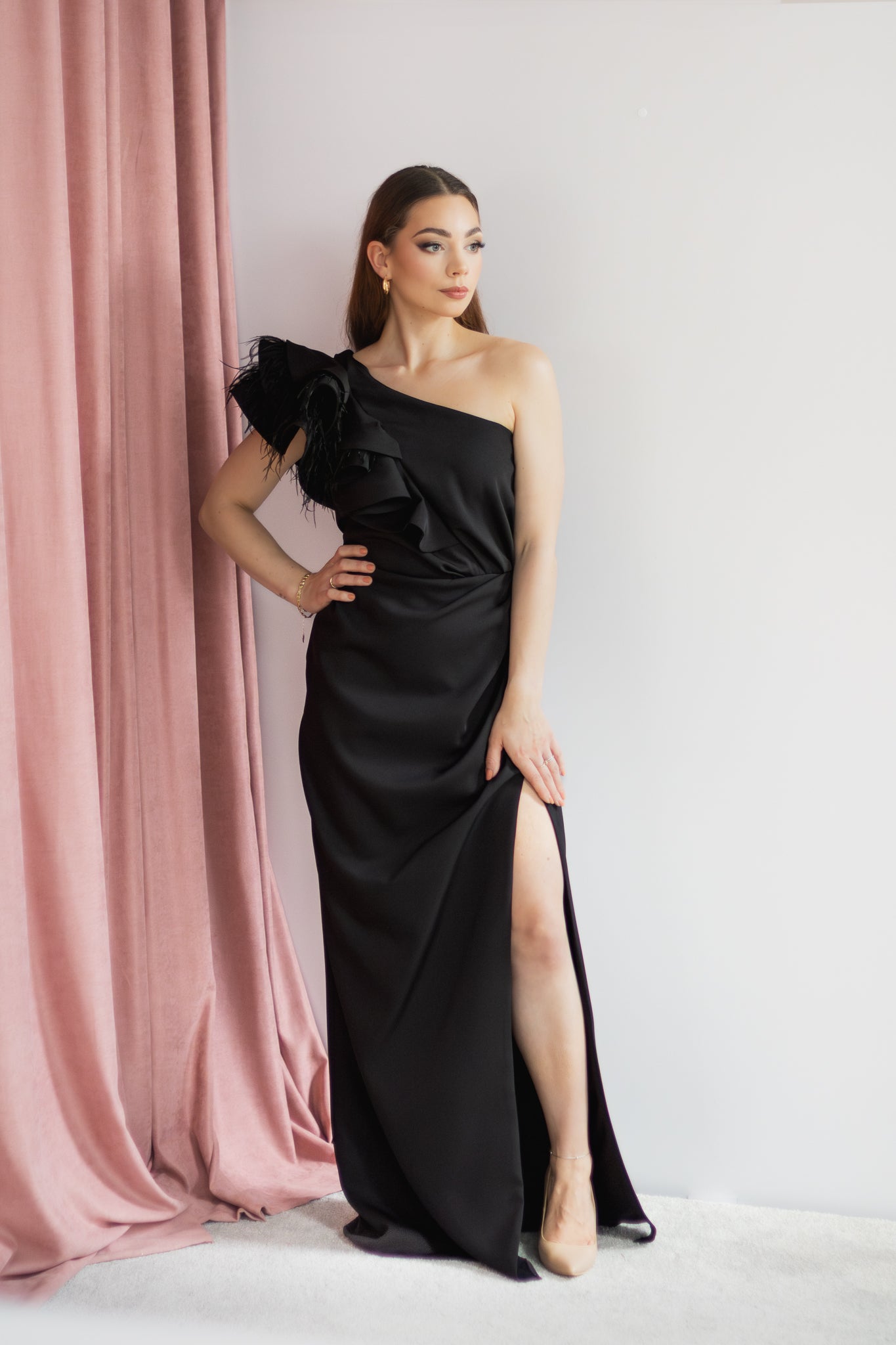 Carmelia asymetryczna czarna sukienka maxi