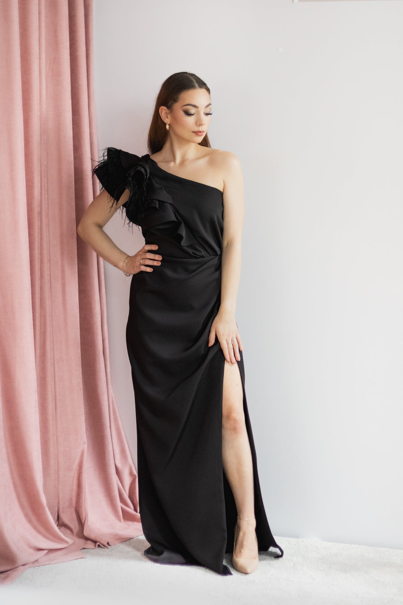 Carmelia asymetryczna czarna sukienka maxi