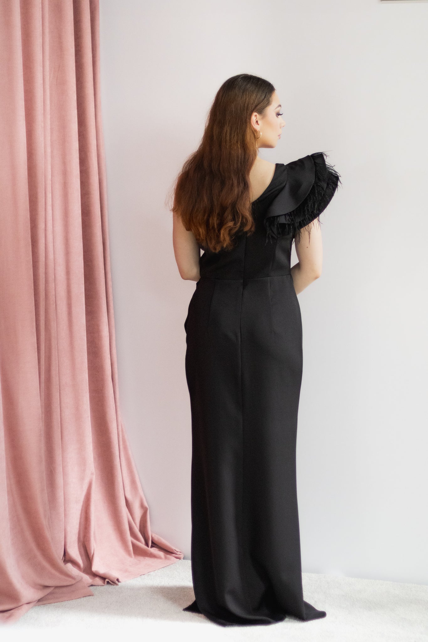 Carmelia asymetryczna czarna sukienka maxi