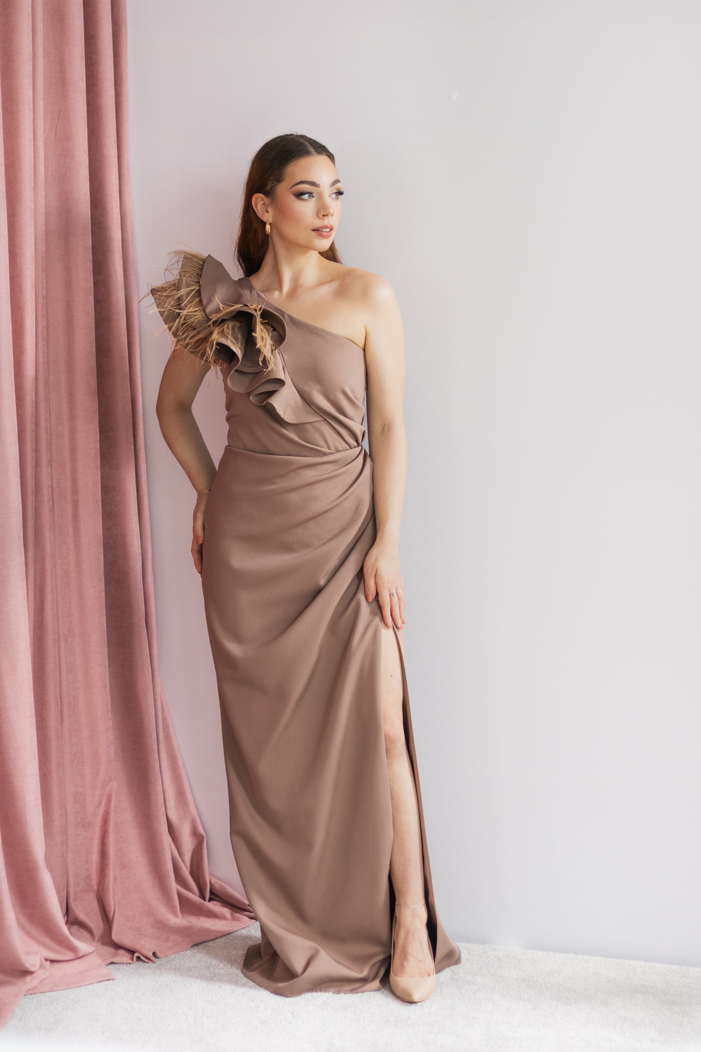 Carmelia asymetryczna brązowa sukienka maxi