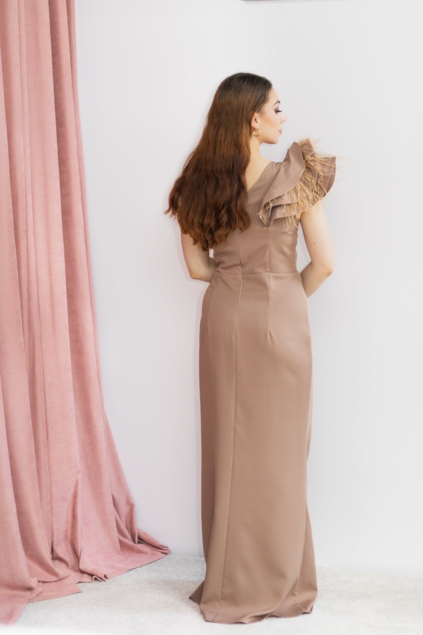 Carmelia asymetryczna brązowa sukienka maxi