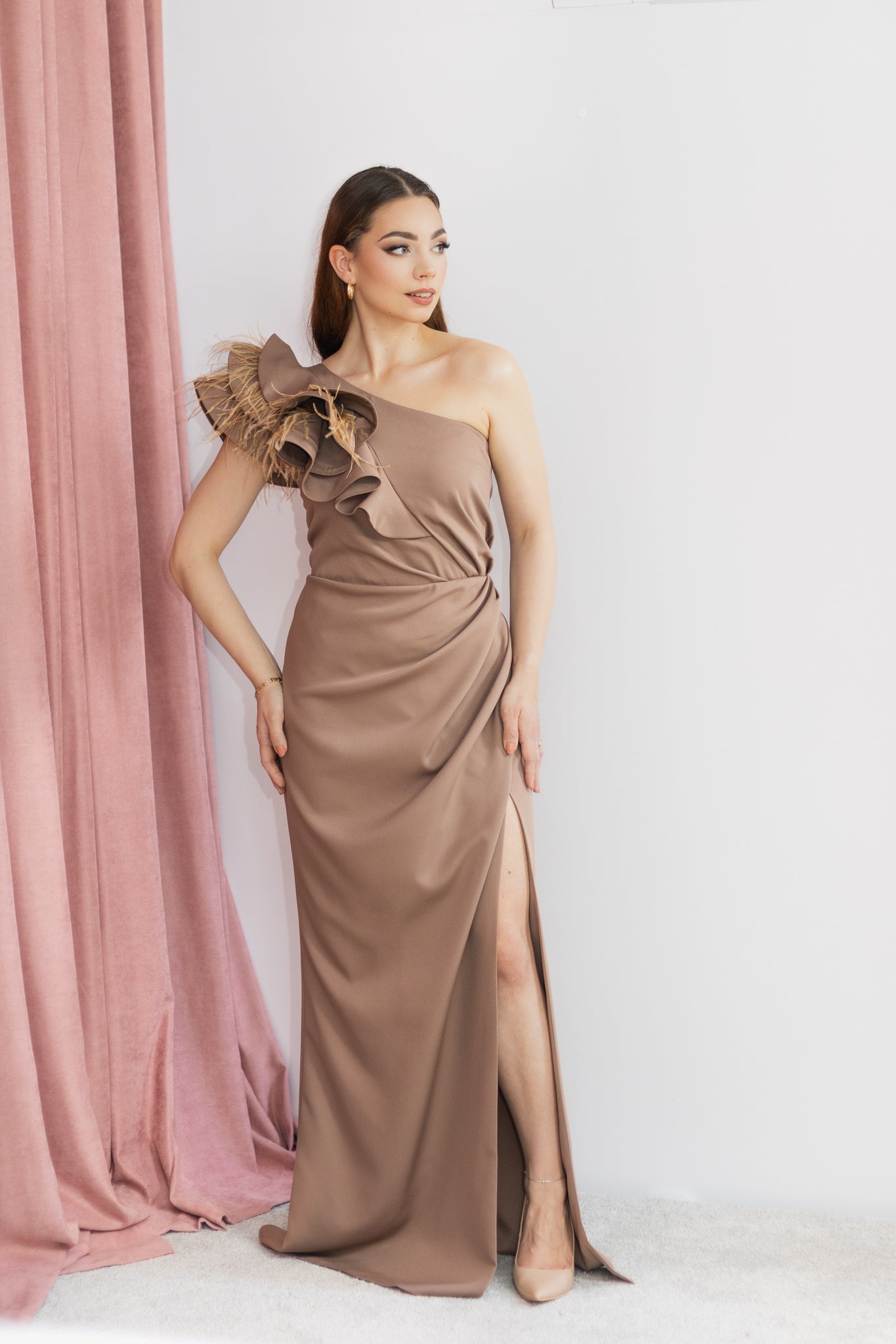 Carmelia asymetryczna brązowa sukienka maxi