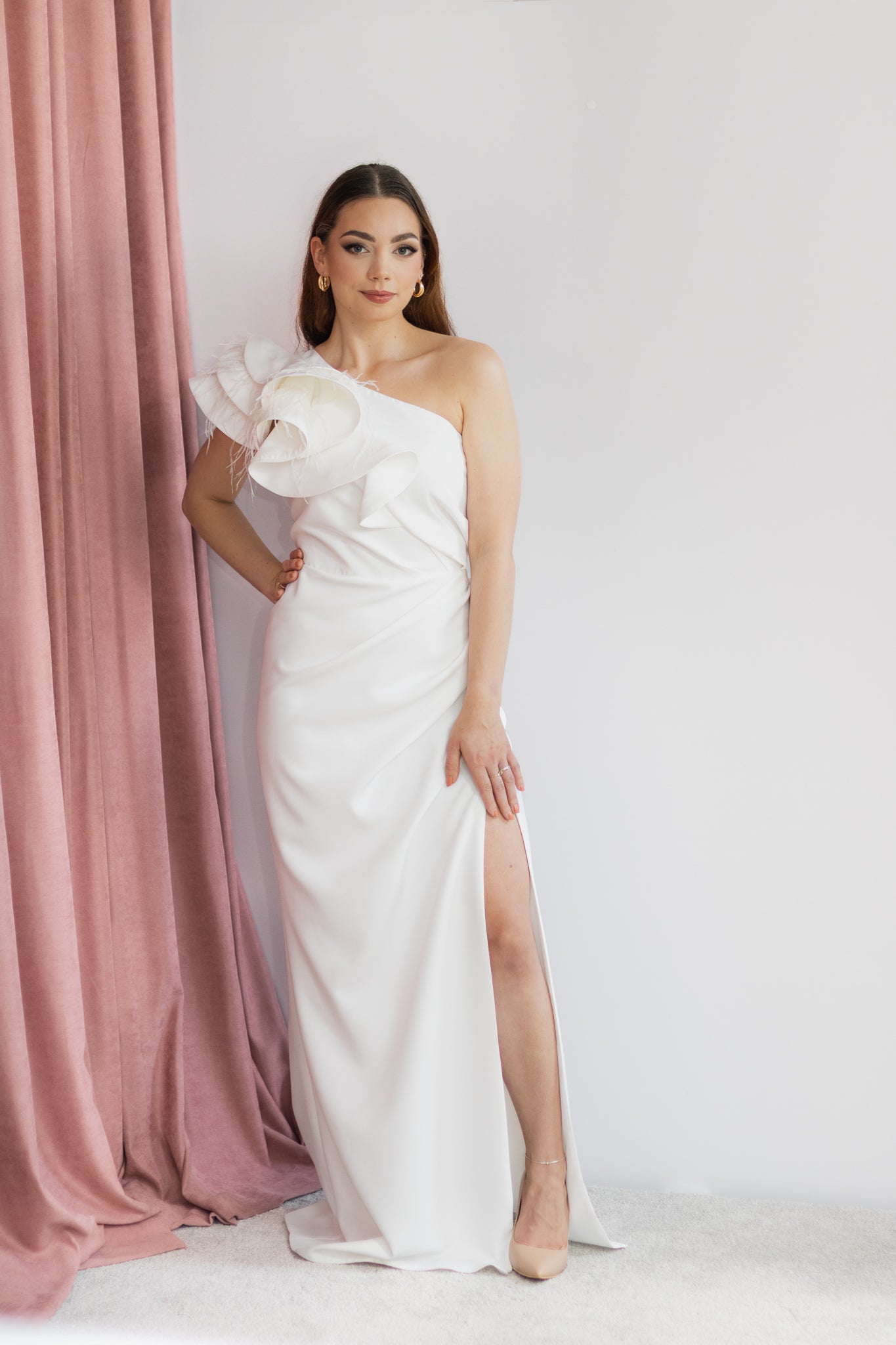 Carmelia asymetryczna biała sukienka maxi