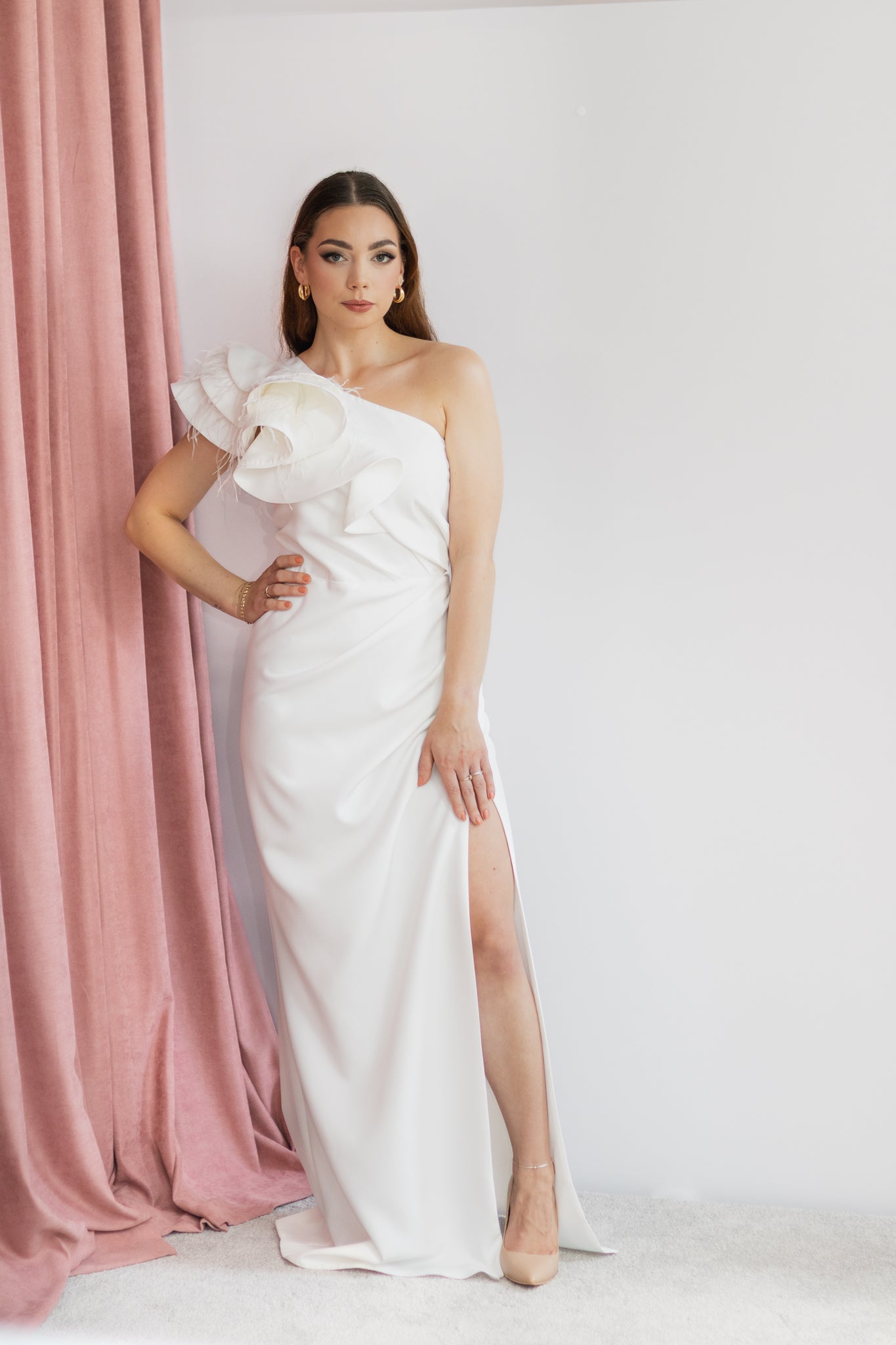 Carmelia asymetryczna biała sukienka maxi