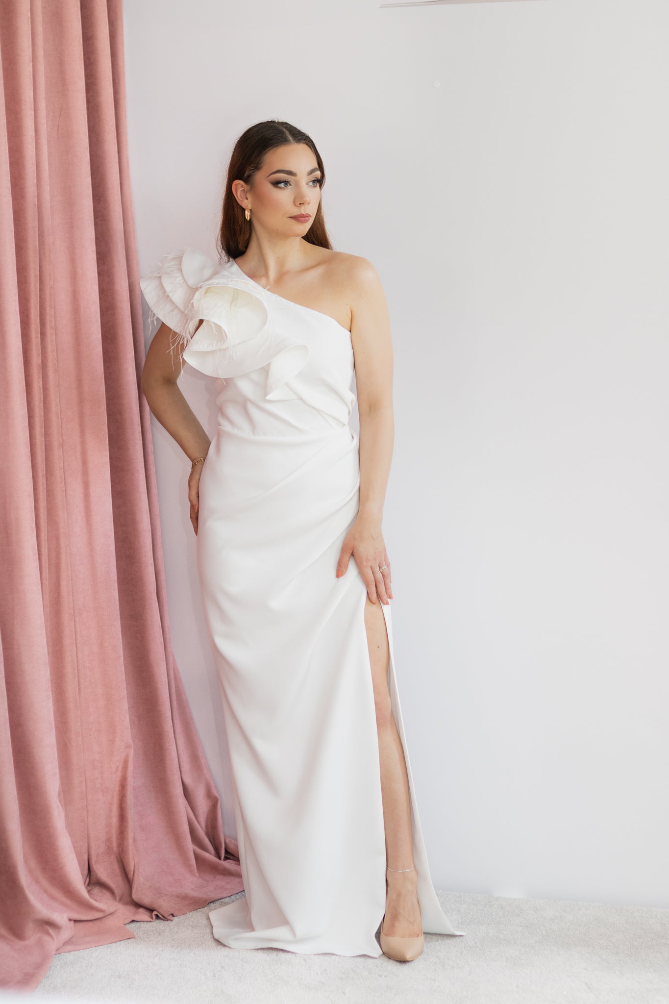 Carmelia asymetryczna biała sukienka maxi