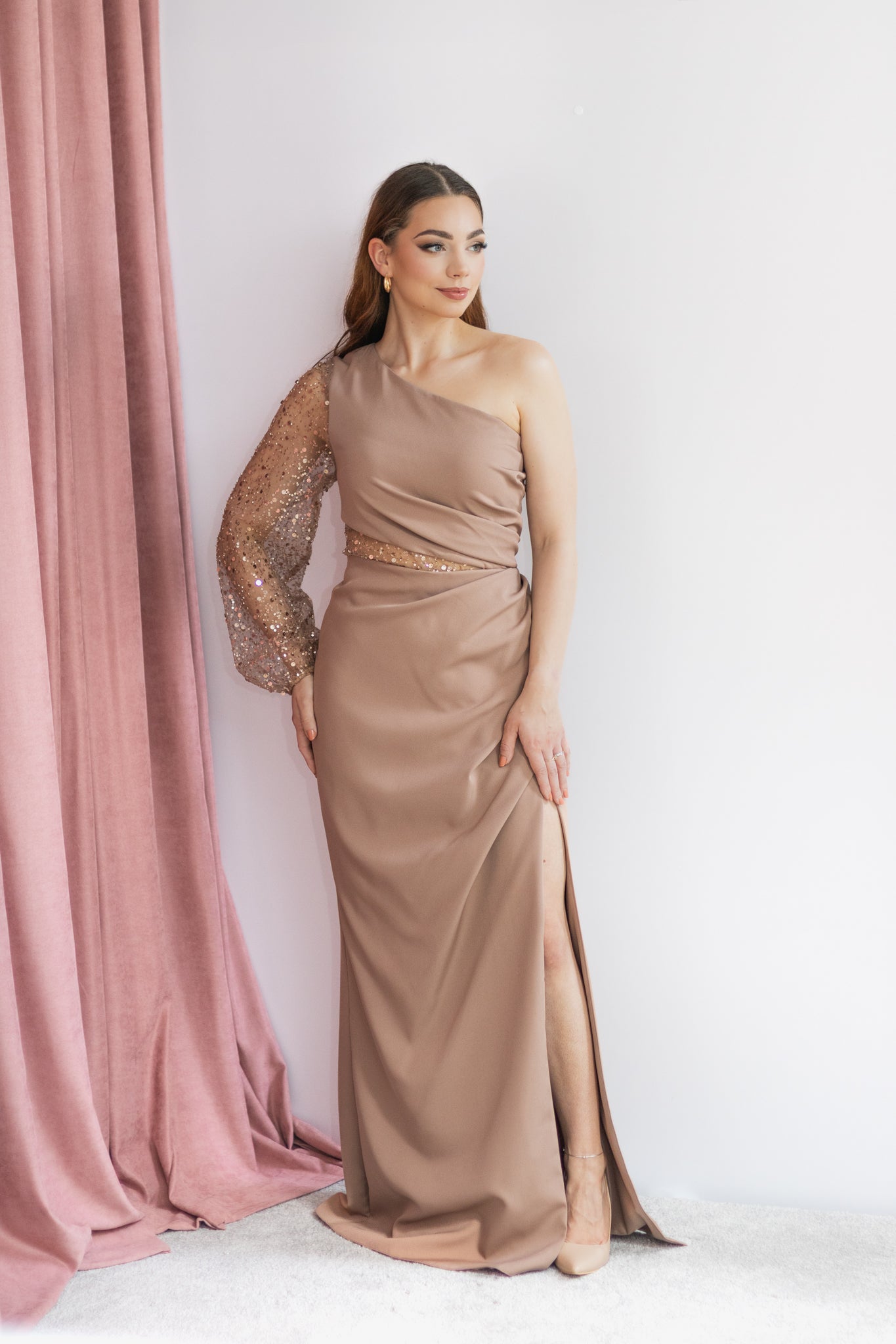 Sequine asymetryczna brązowa sukienka maxi z rękawem