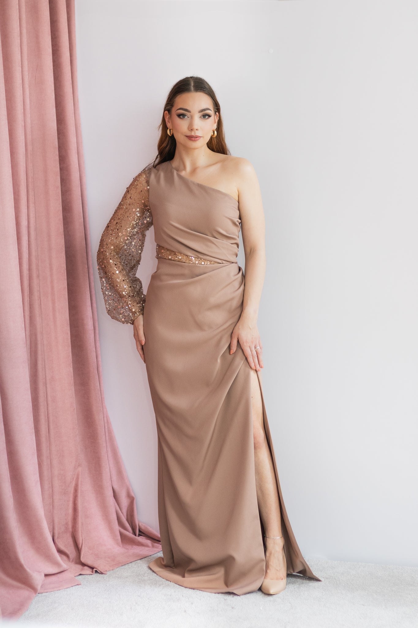 Sequine asymetryczna brązowa sukienka maxi z rękawem