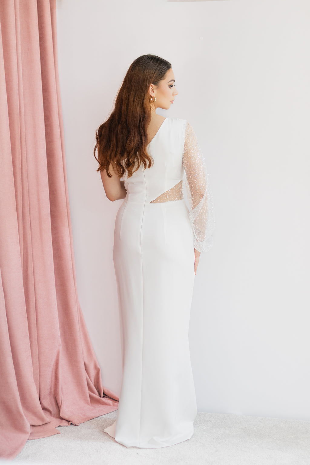 Sequine asymetryczna biała sukienka maxi z rękawem