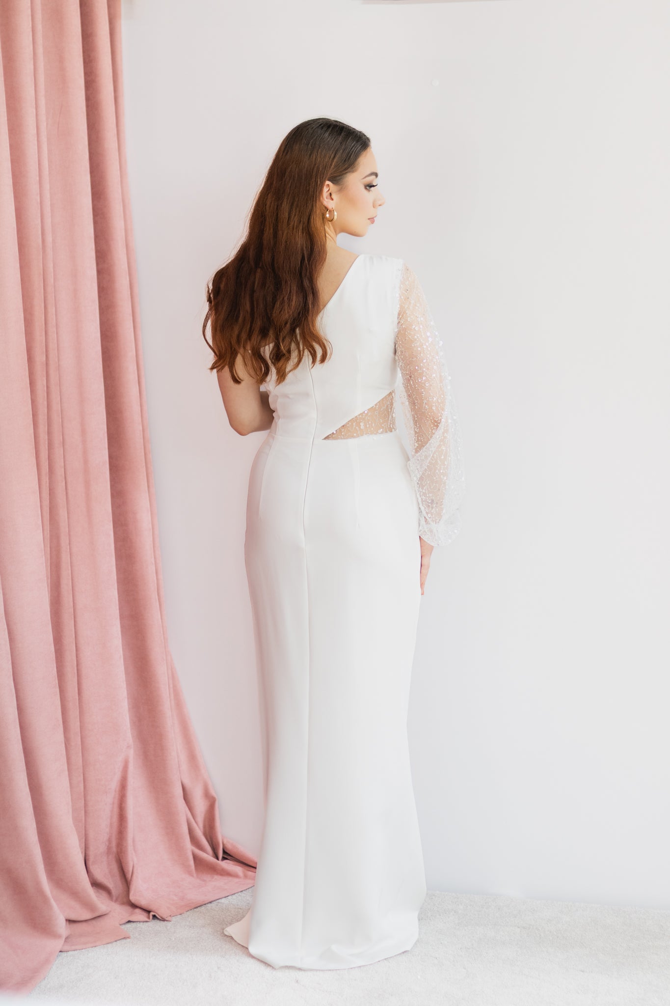 Sequine asymetryczna biała sukienka maxi z rękawem