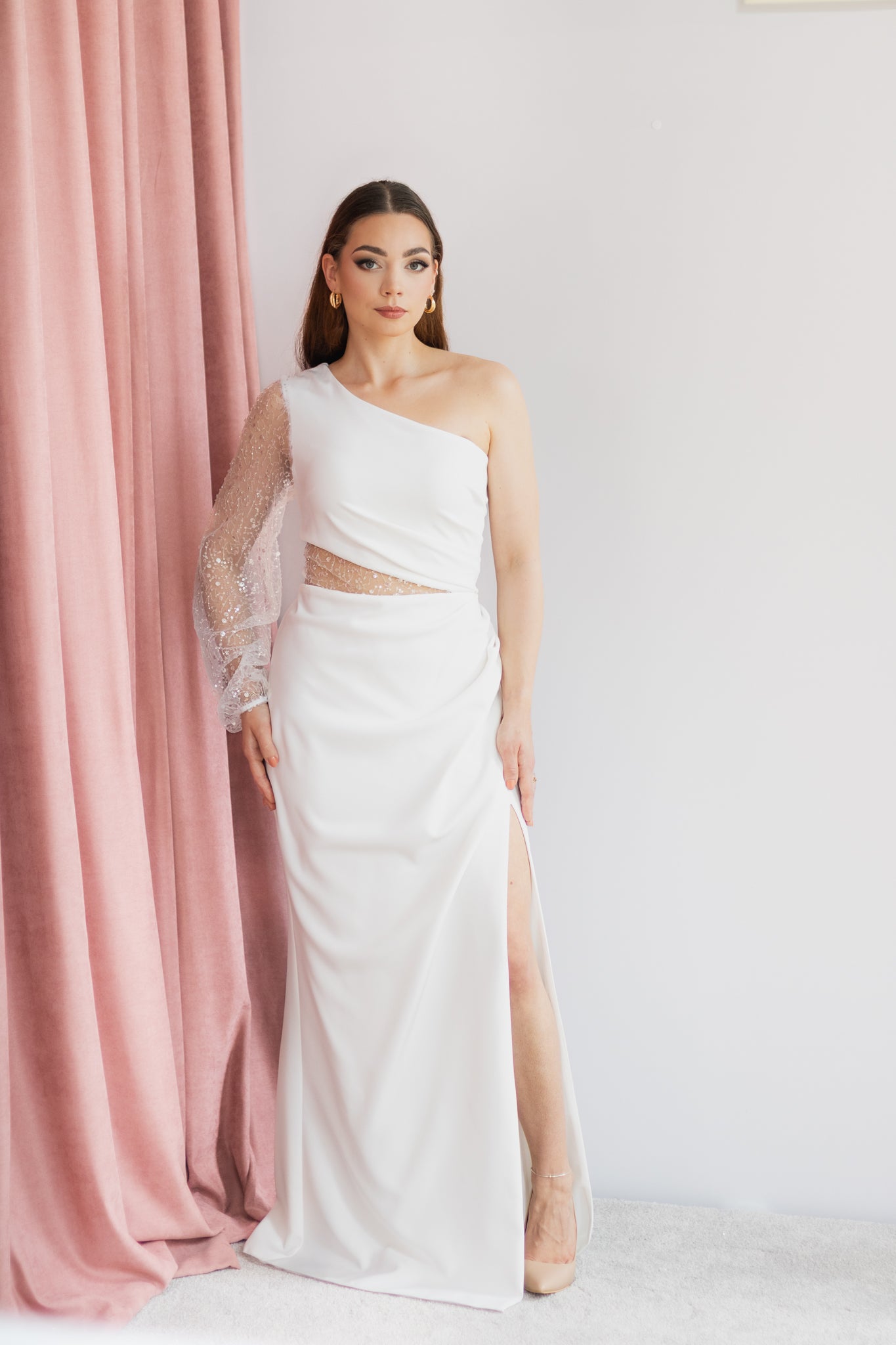 Sequine asymetryczna biała sukienka maxi z rękawem