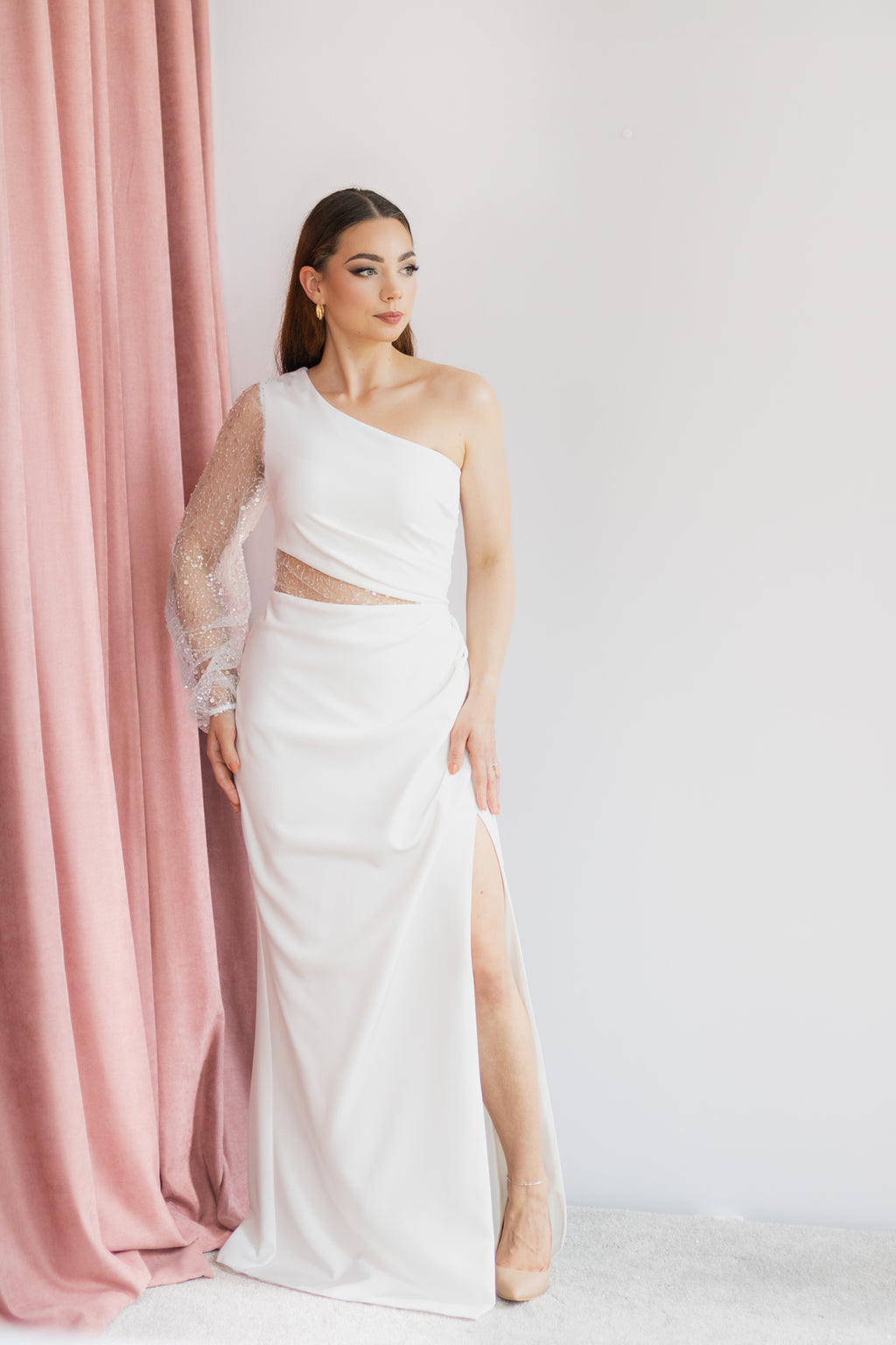 Sequine asymetryczna biała sukienka maxi z rękawem