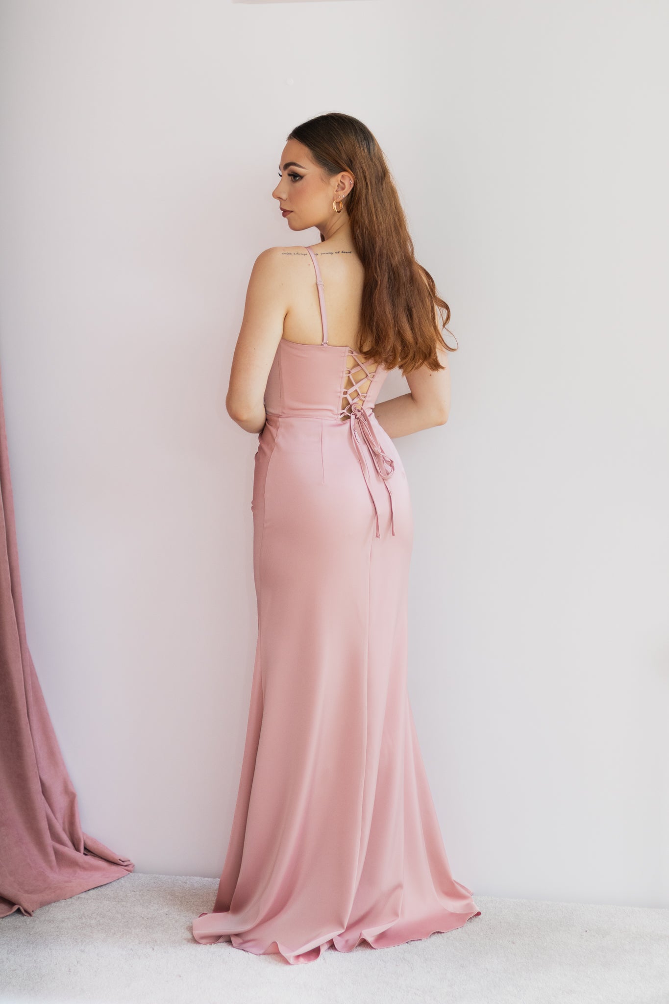 Brianna satynowa sukienka maxi pudrowa