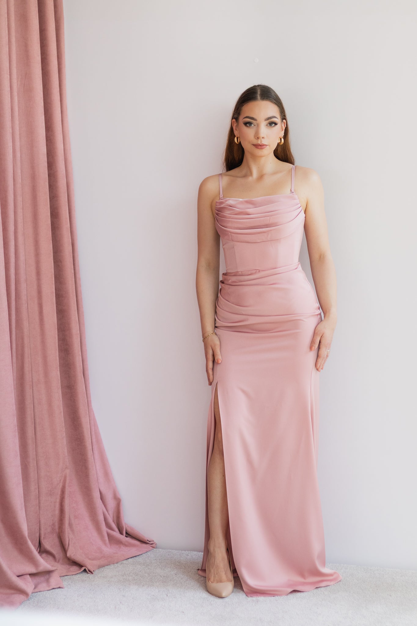 Brianna satynowa sukienka maxi pudrowa