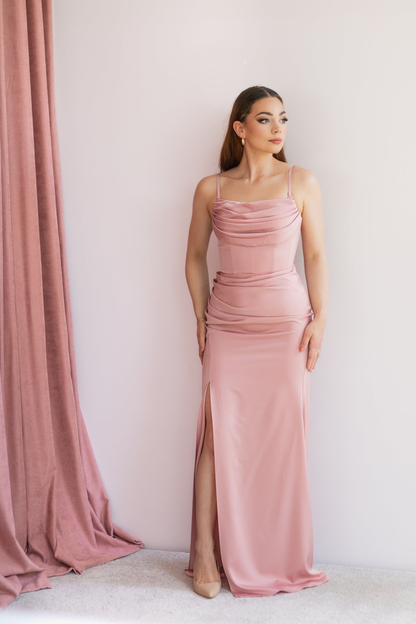 Brianna satynowa sukienka maxi pudrowa