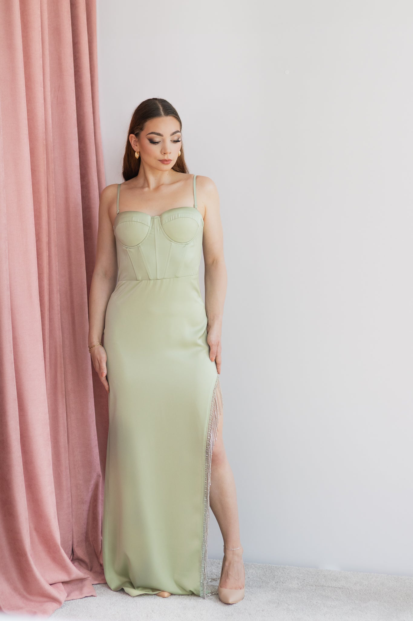 Liliana satynowa sukienka maxi oliwkowa