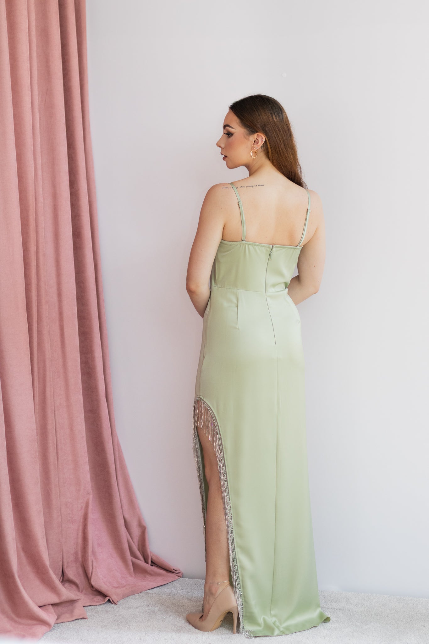 Liliana satynowa sukienka maxi oliwkowa