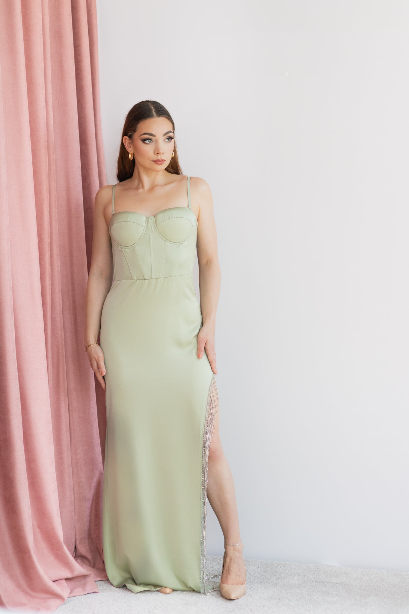 Liliana satynowa sukienka maxi oliwkowa