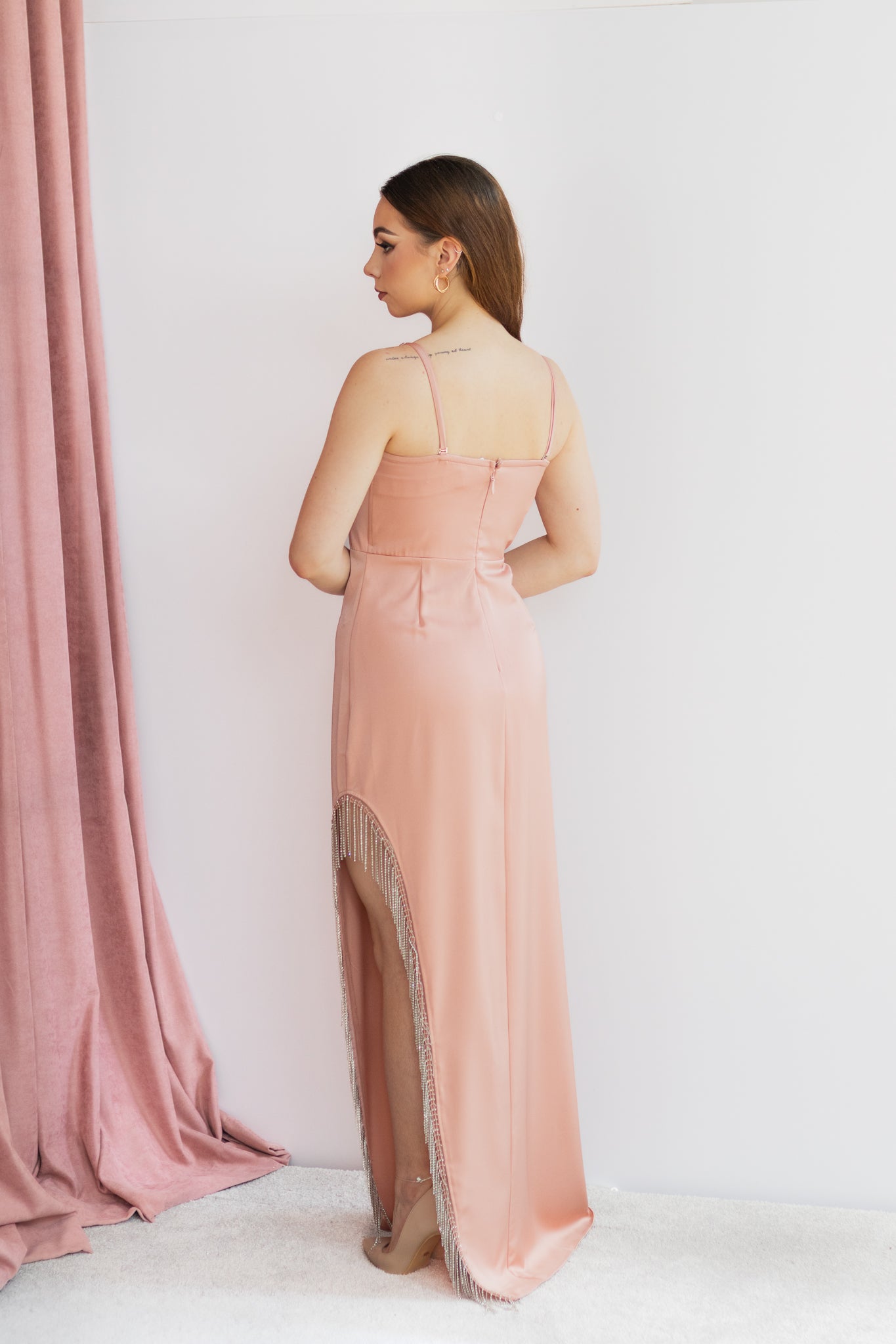 Liliana satynowa sukienka maxi łososiowa