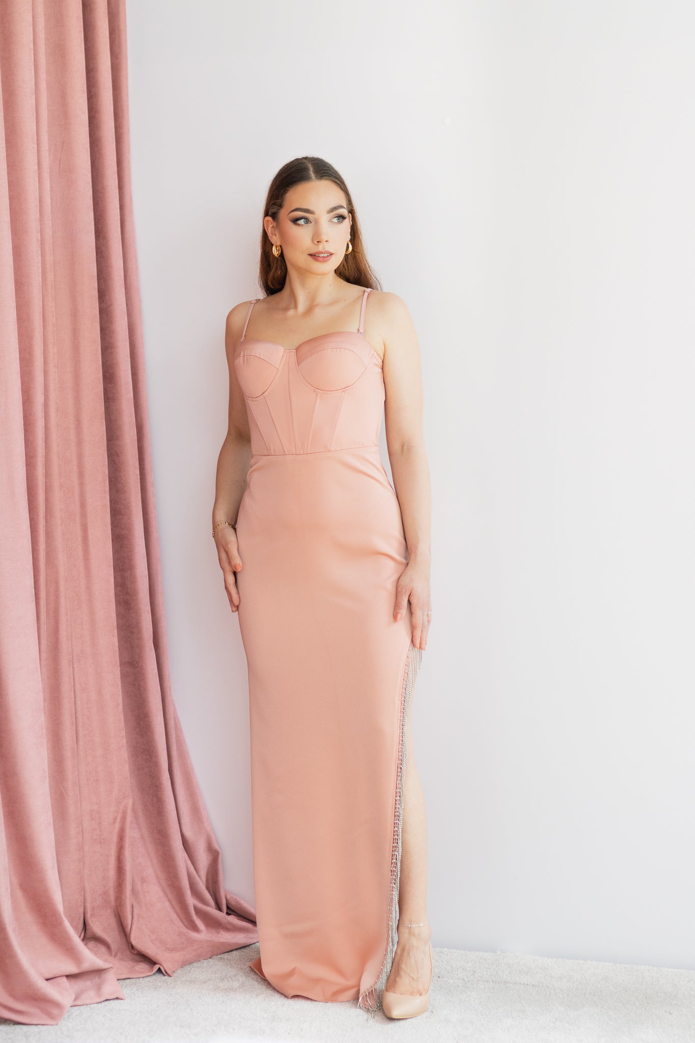 Liliana satynowa sukienka maxi łososiowa