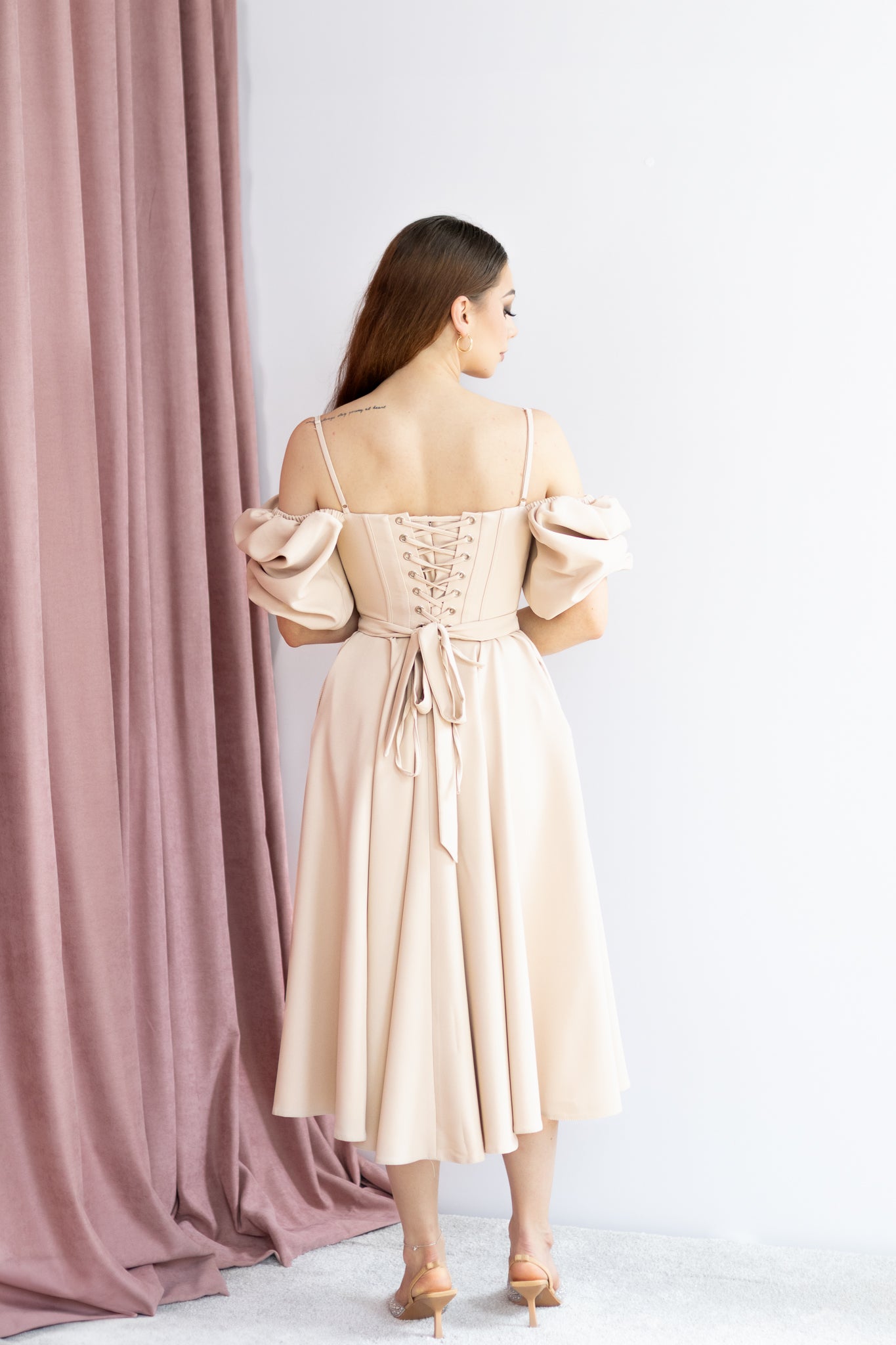 Valentina gorsetowa sukienka midi beżowa