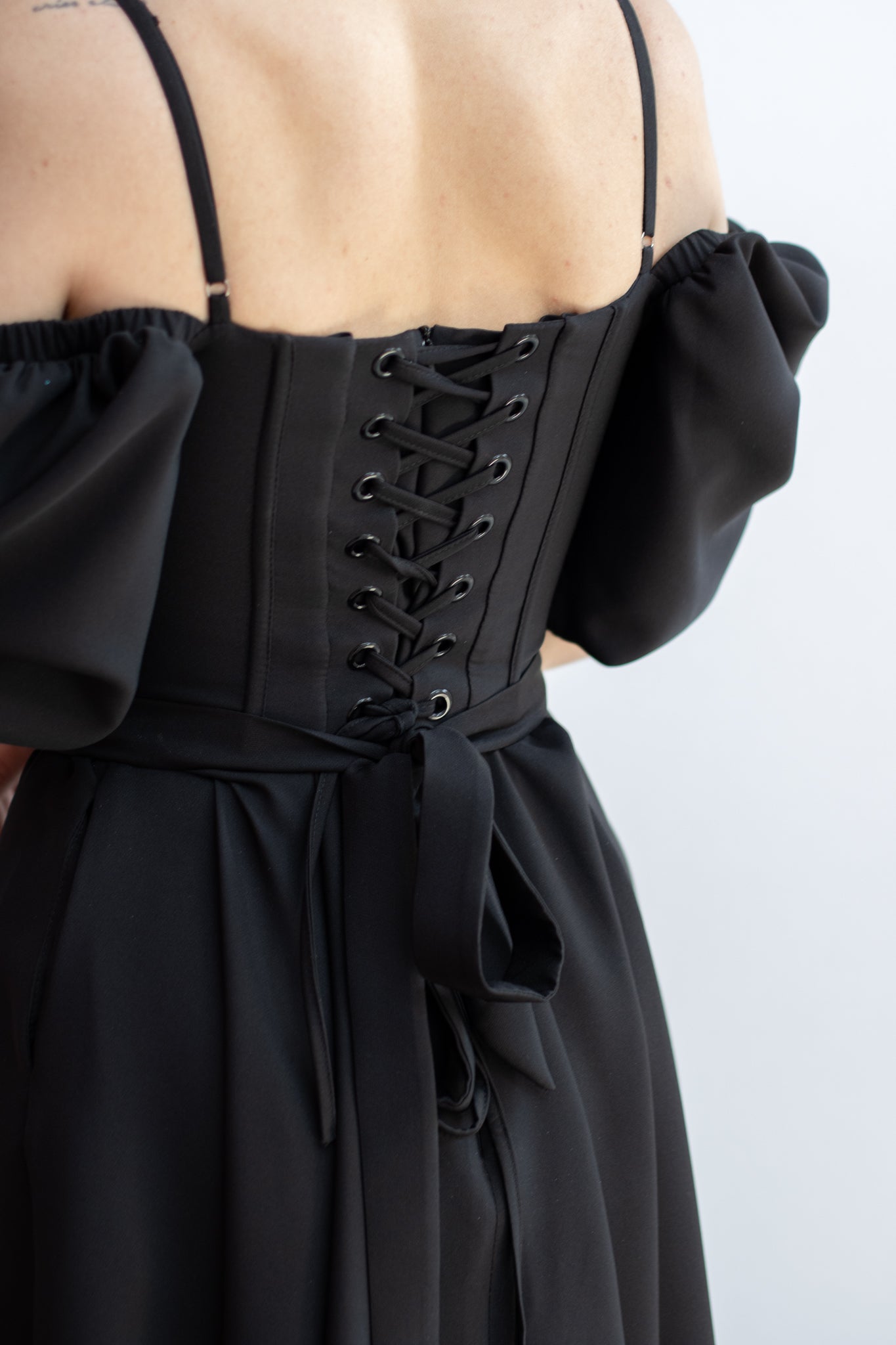 Valentina gorsetowa sukienka midi czarna