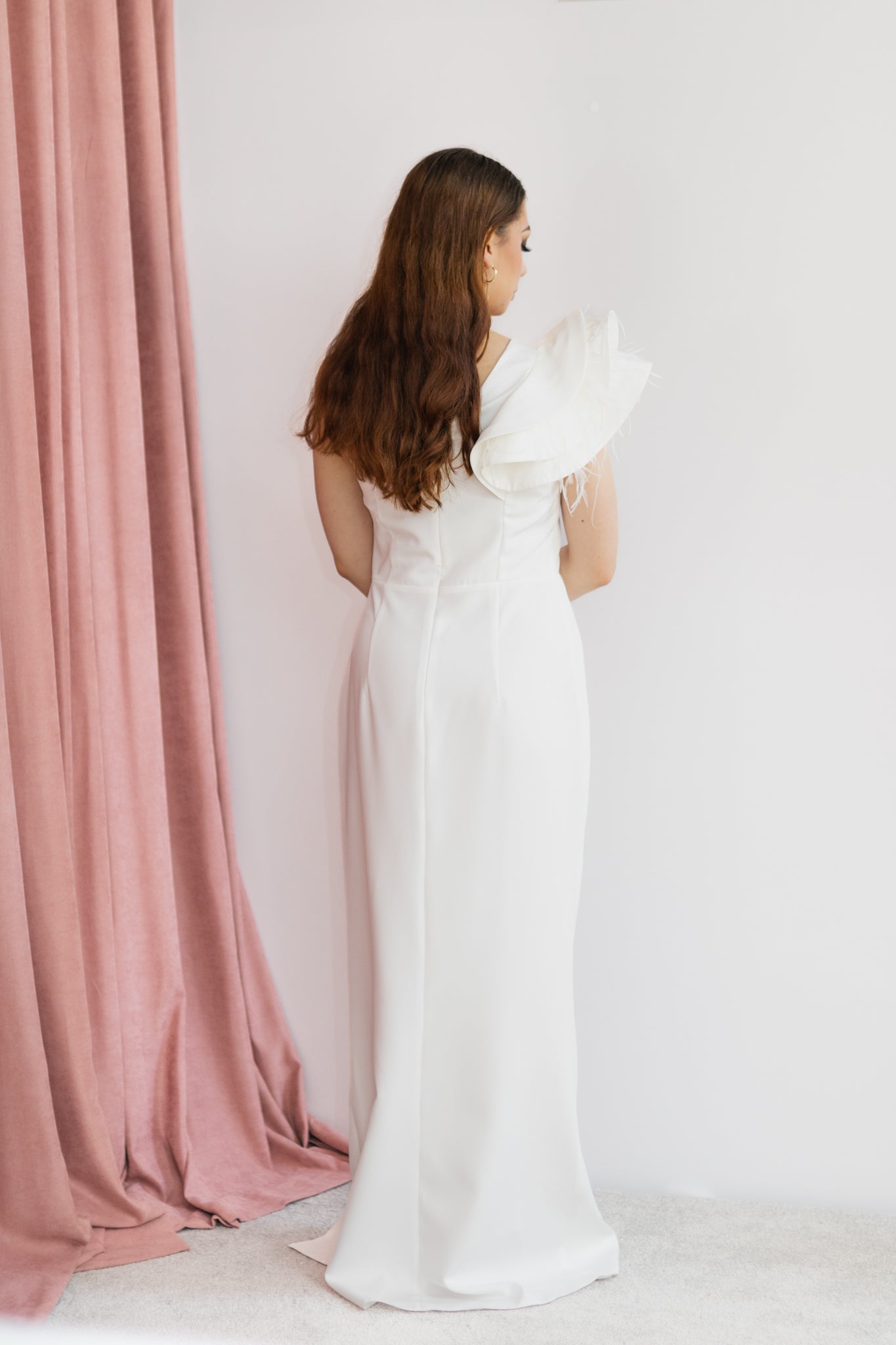 Carmelia asymetryczna biała sukienka maxi